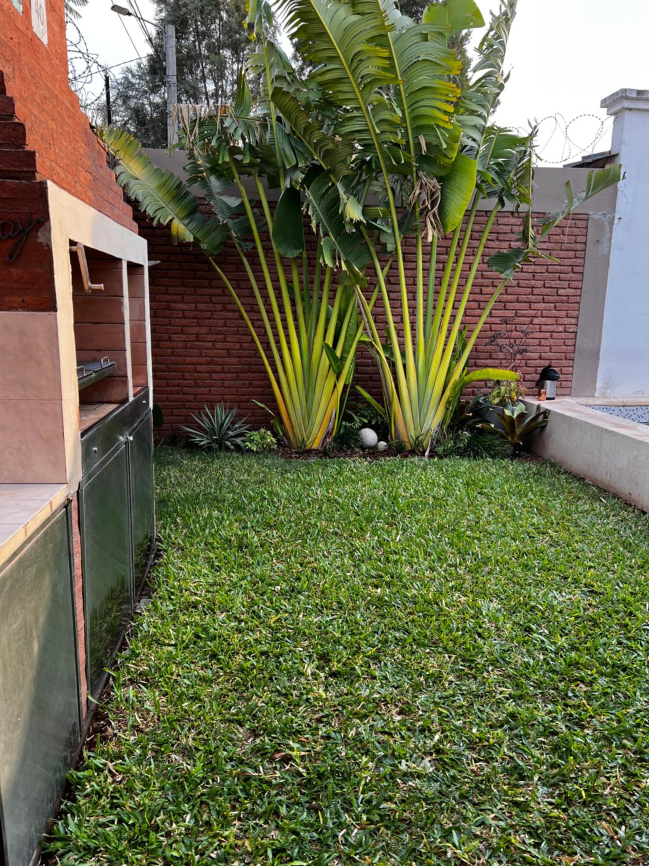 Casa con pileta y garaje