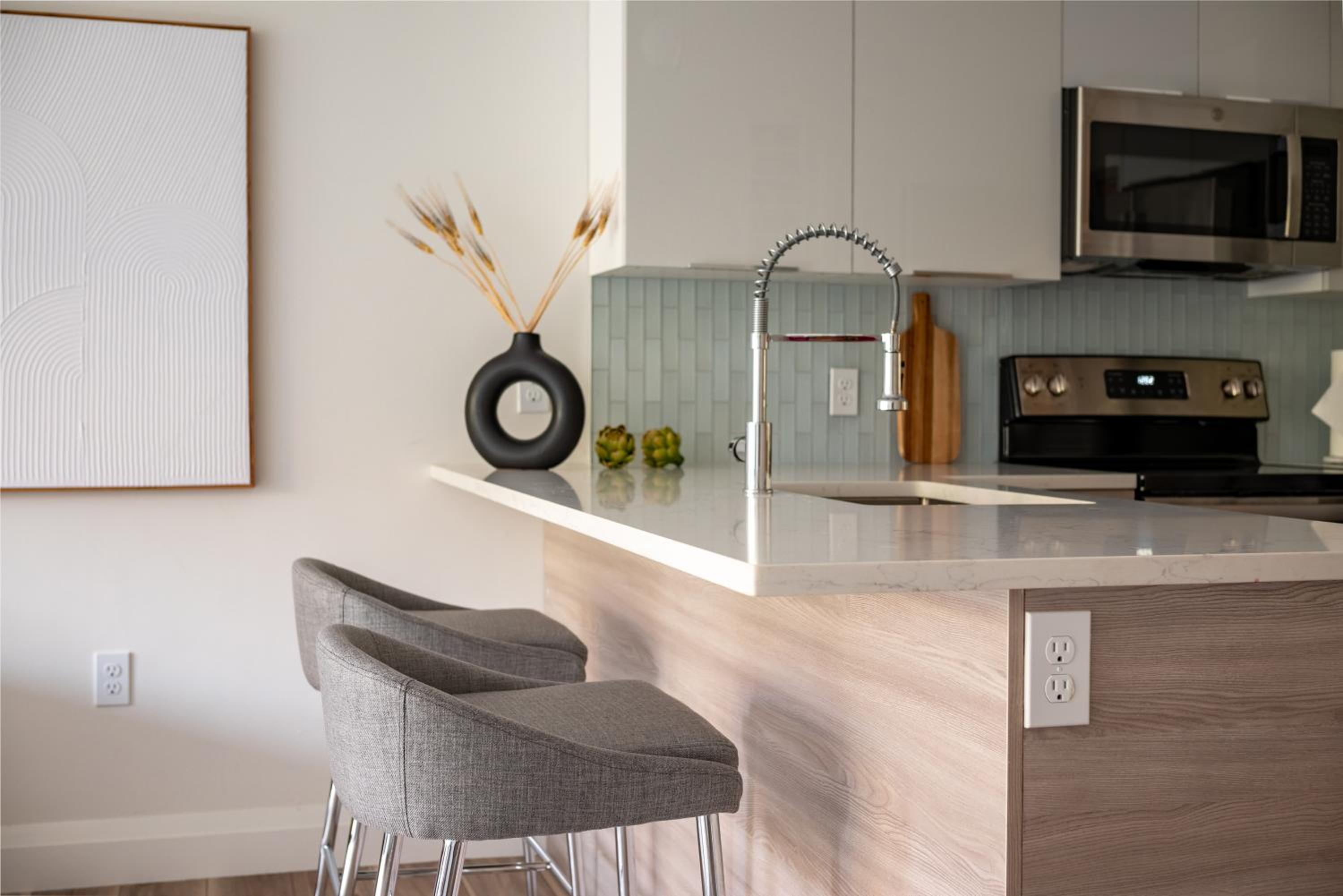 Modern 2 Bedroom Apartment in Quincy view 4