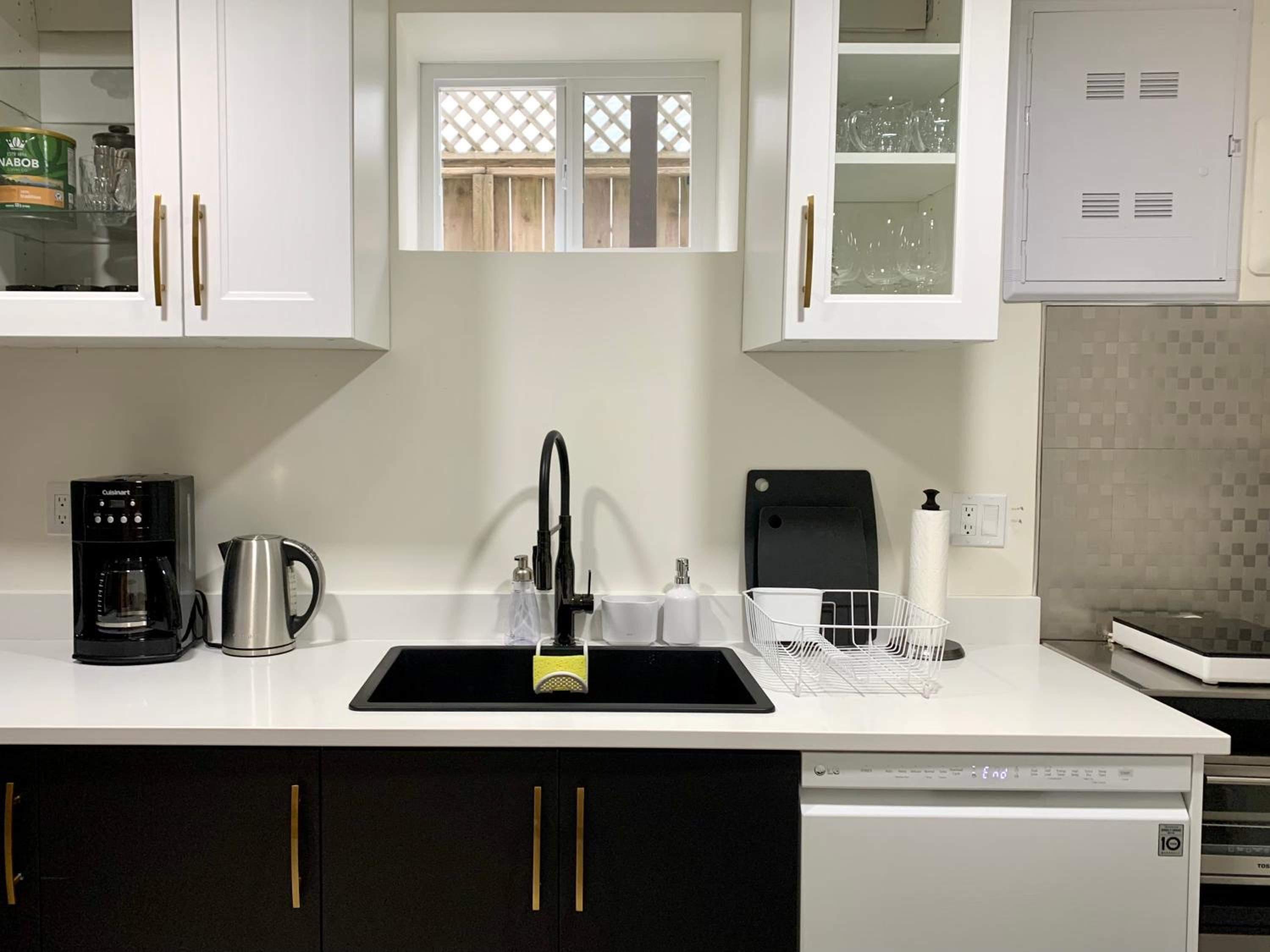 3Beds 2BA Cherry Blossom Suite - Free Parking - Central Oakridge Neighbourhood