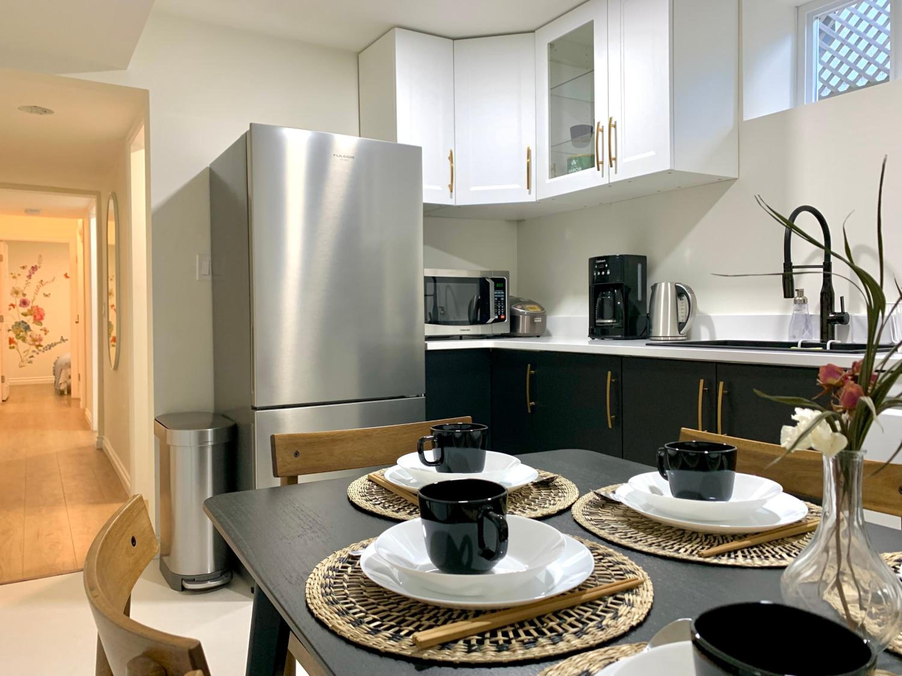 3Beds 2BA Cherry Blossom Suite - Free Parking - Central Oakridge Neighbourhood