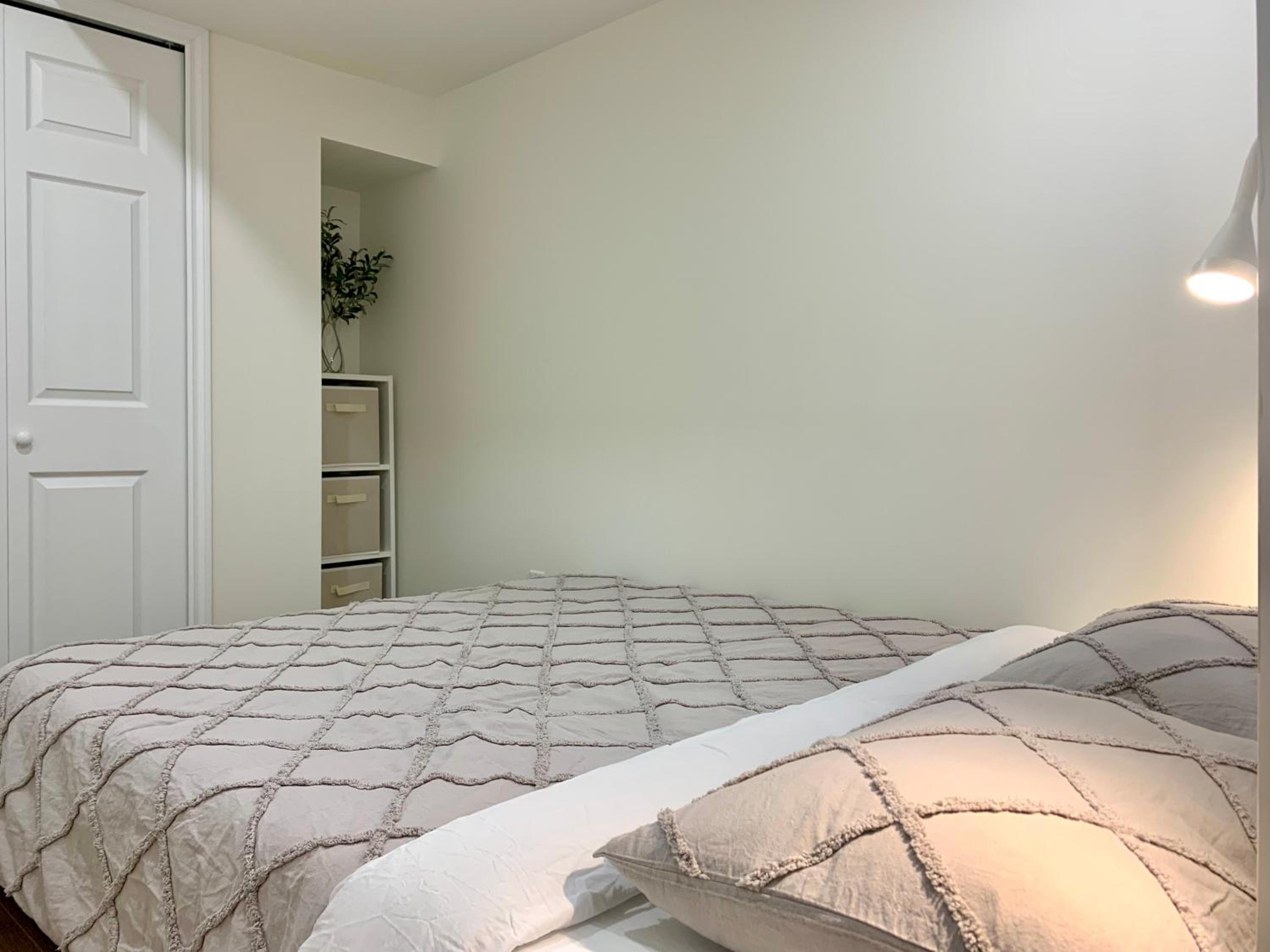 3Beds 2BA Cherry Blossom Suite - Free Parking - Central Oakridge Neighbourhood