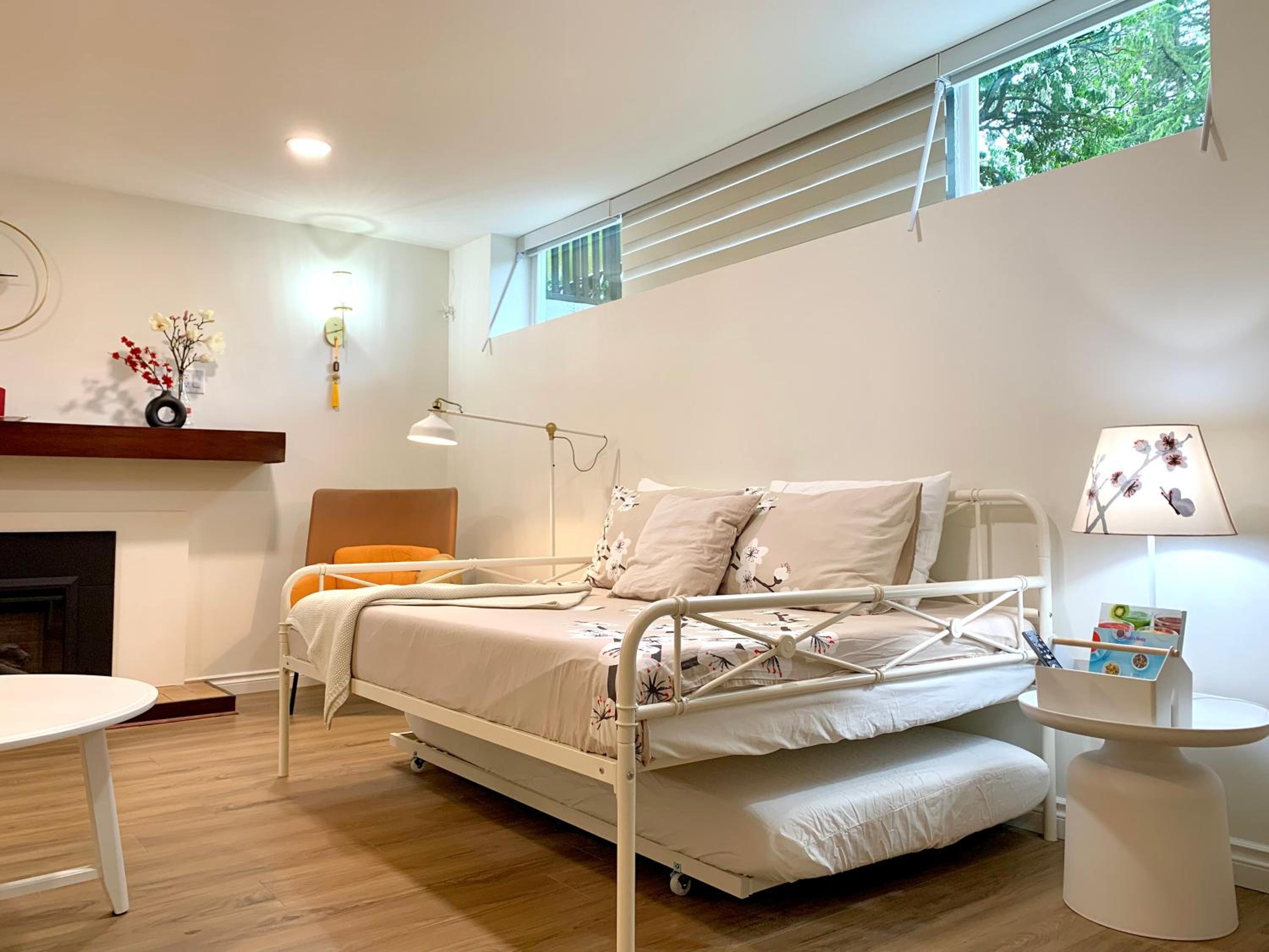 3Beds 2BA Cherry Blossom Suite - Free Parking - Central Oakridge Neighbourhood