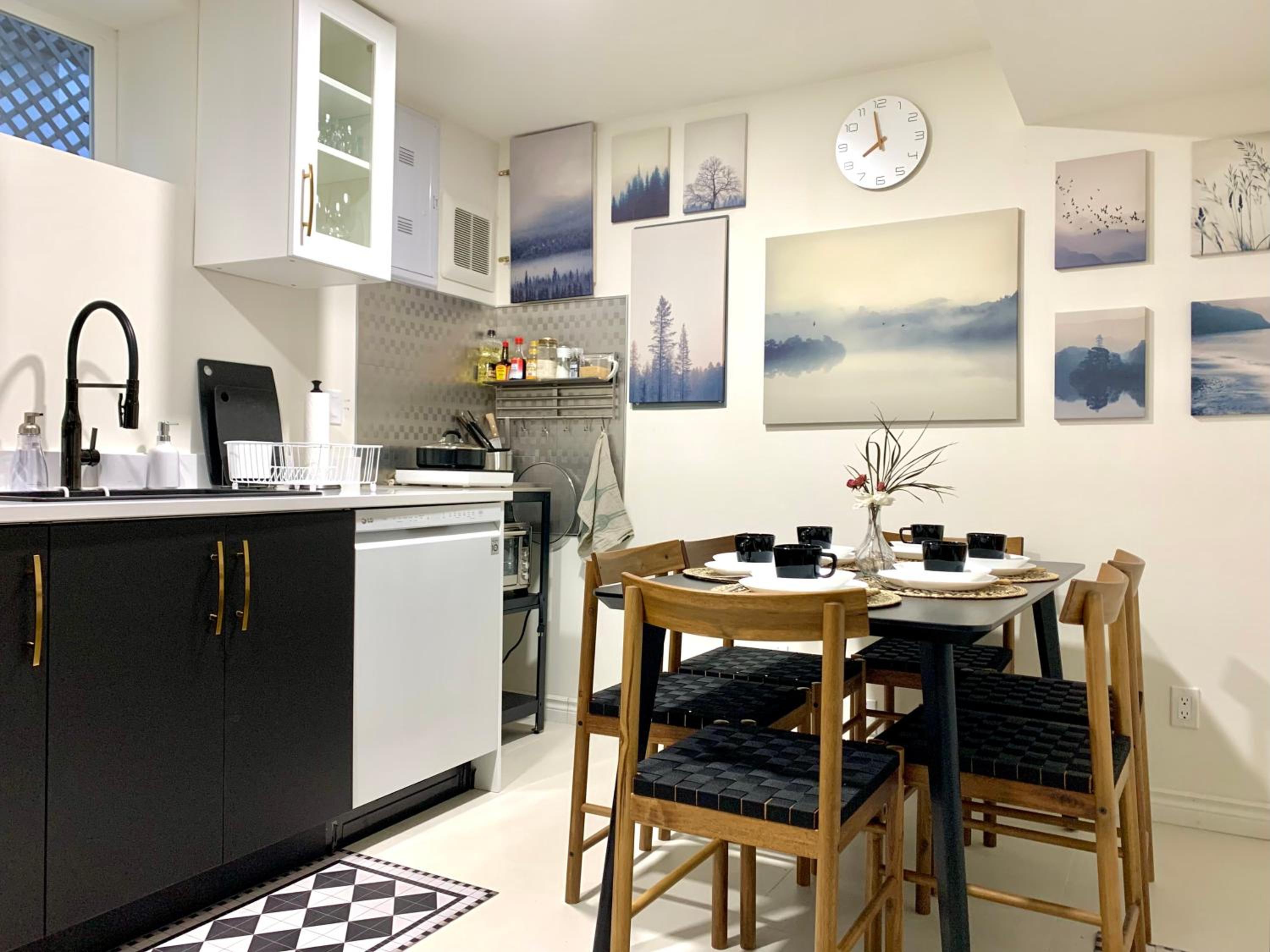 3Beds 2BA Cherry Blossom Suite - Free Parking - Central Oakridge Neighbourhood