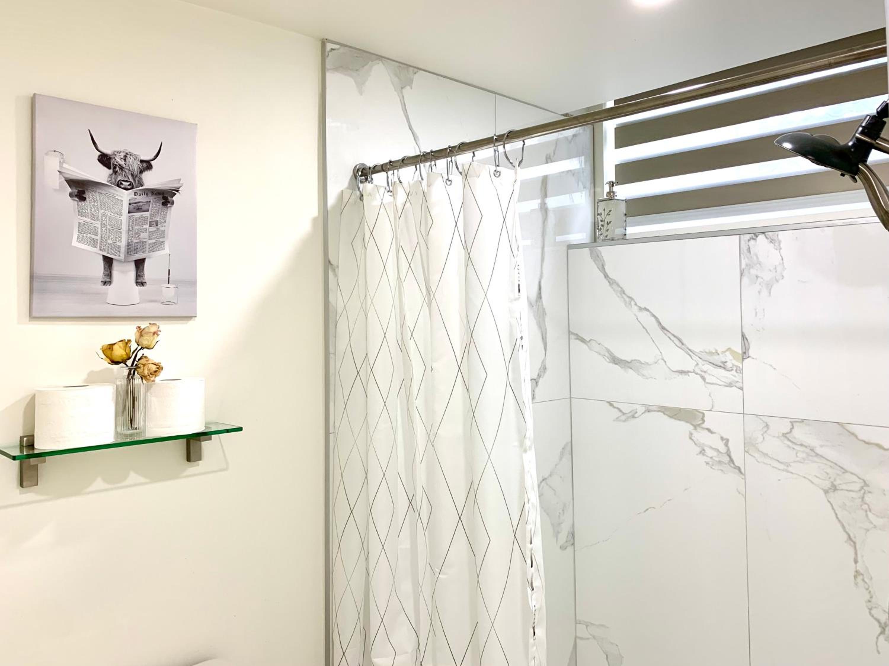 3Beds 2BA Cherry Blossom Suite - Free Parking - Central Oakridge Neighbourhood