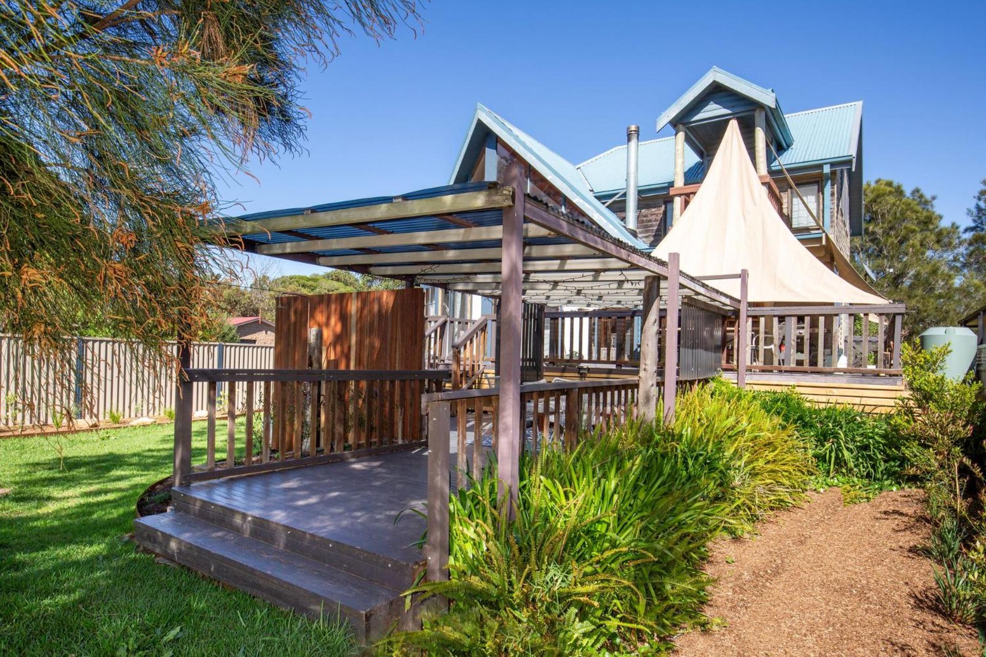 The Treehouse Pet Friendly 2 Mins Walk to Beach