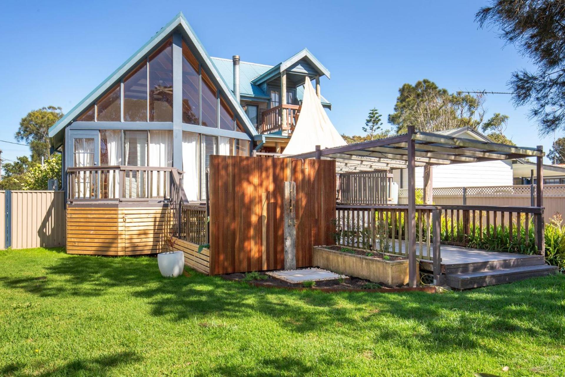 The Treehouse Pet Friendly 2 Mins Walk to Beach