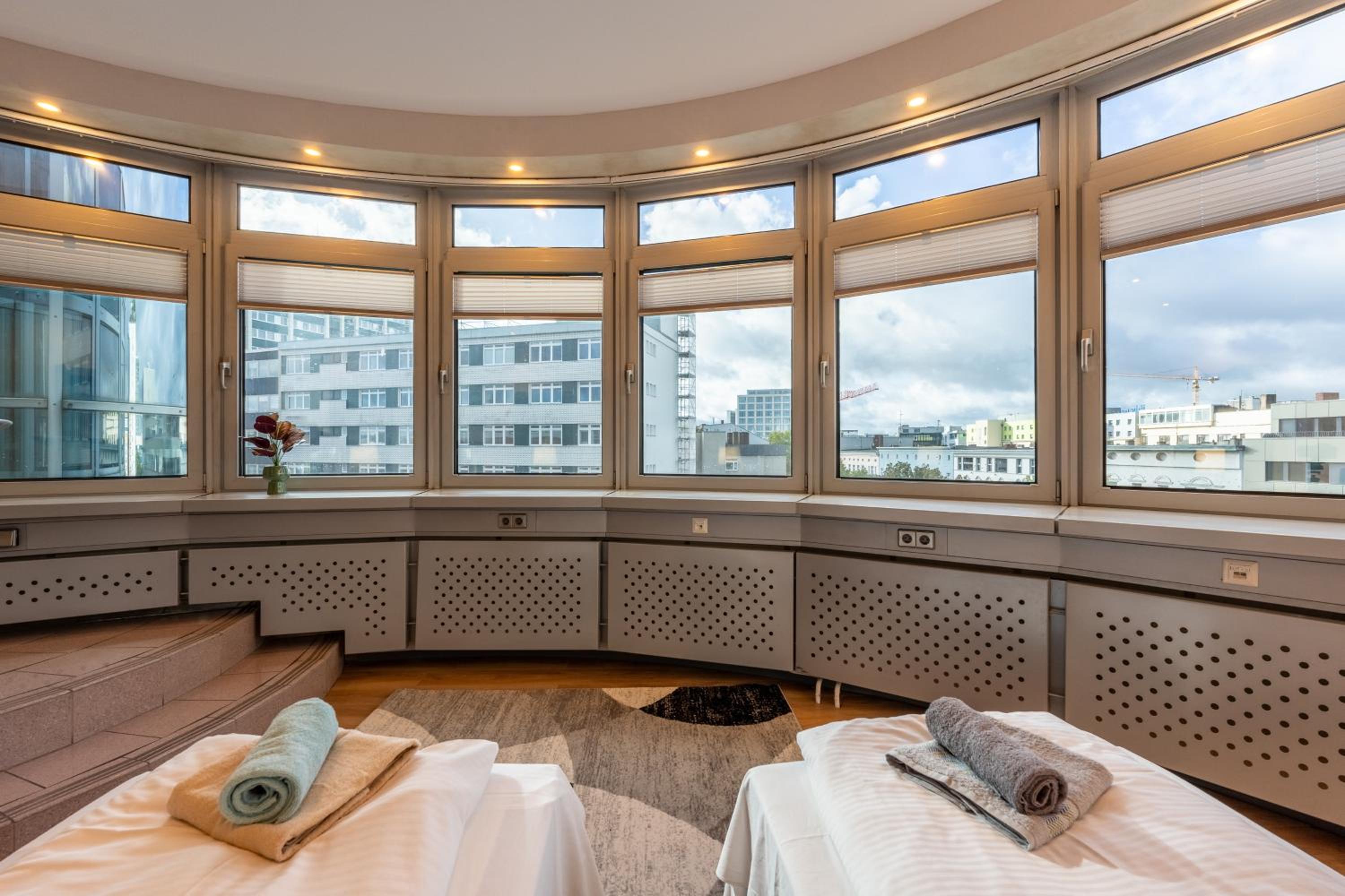 BIG 7RMS City Central Loft, 1ALocation