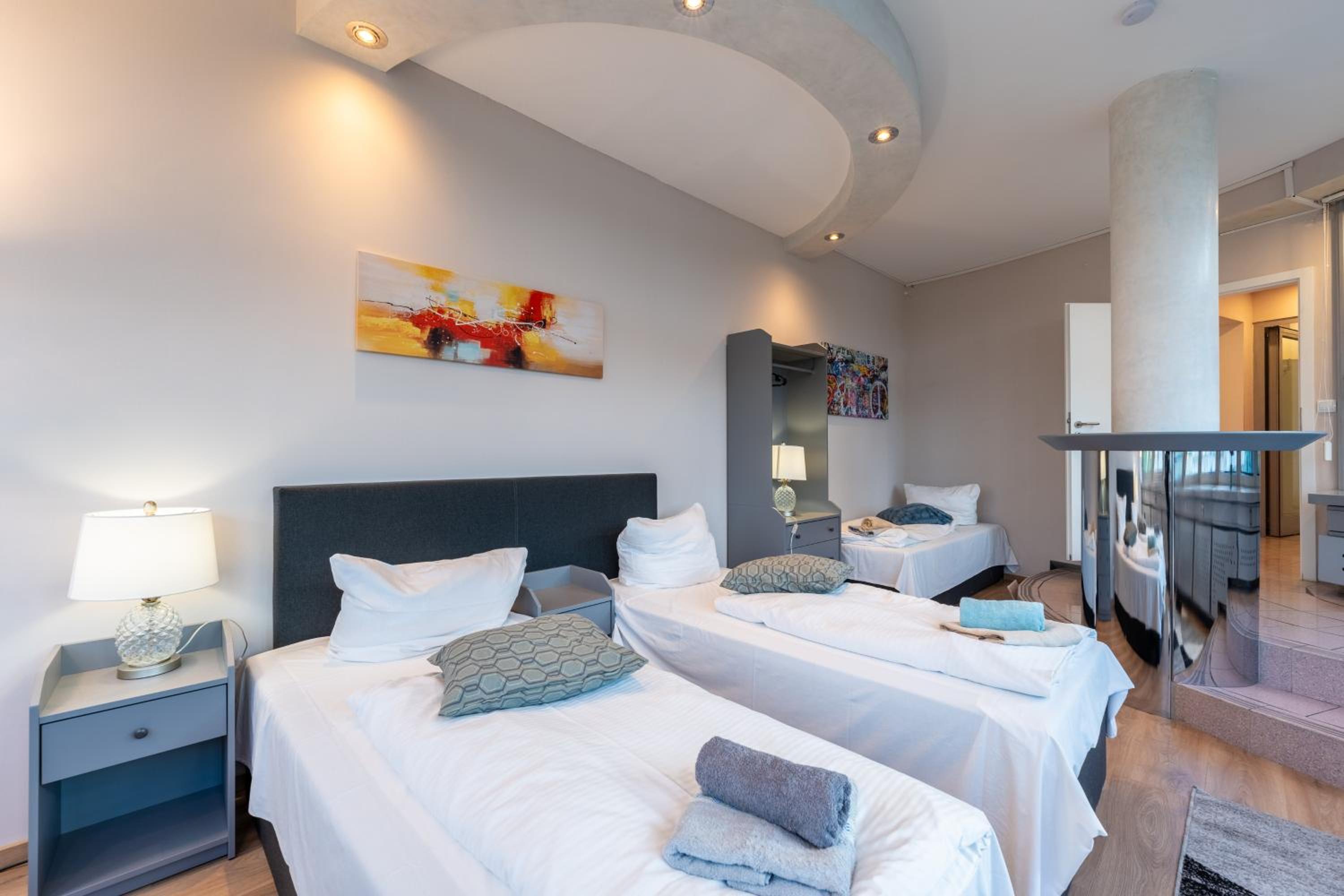 BIG 7RMS City Central Loft, 1ALocation