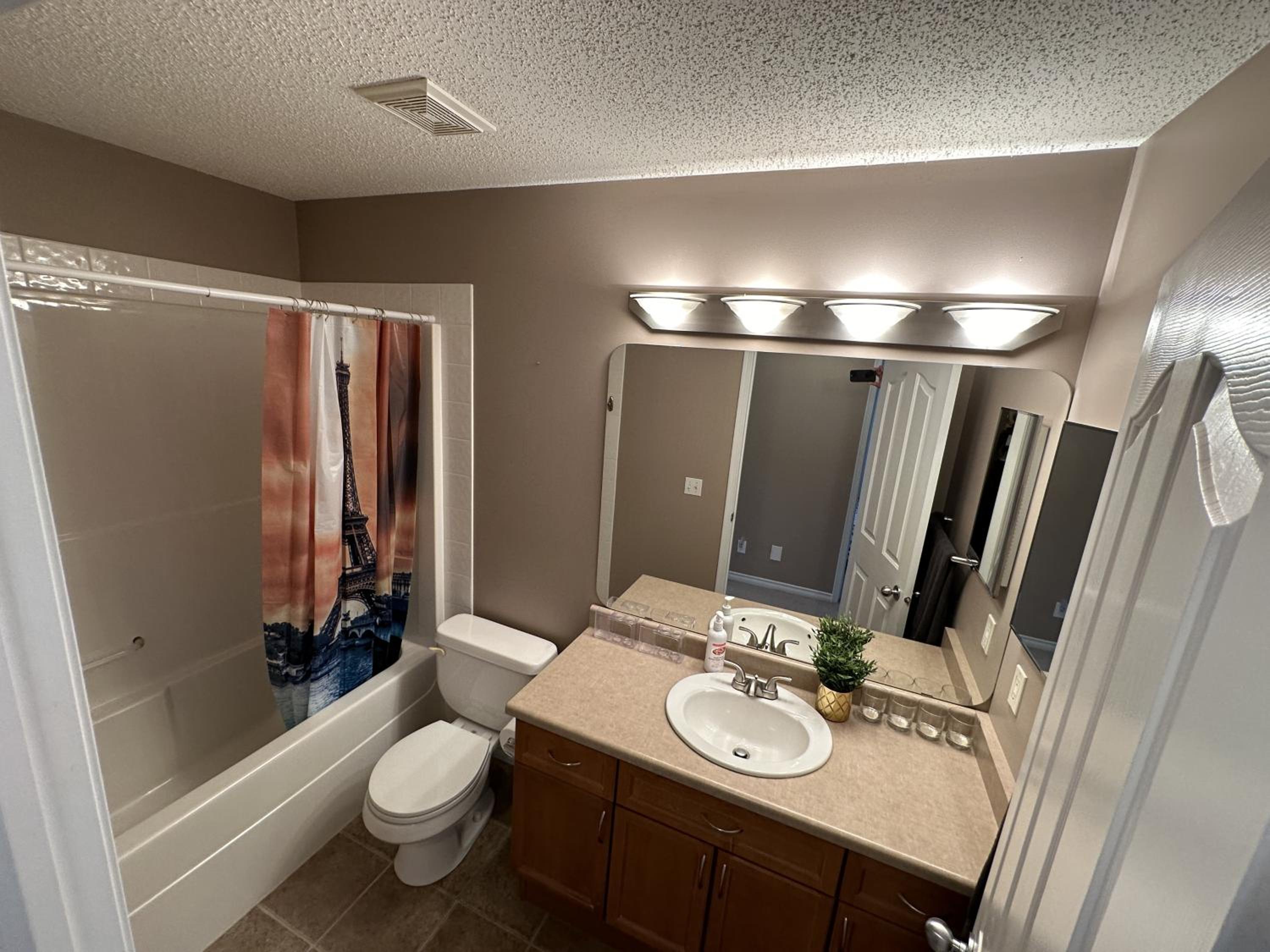 Spacious & Private Retreat near West Edmonton Mall
