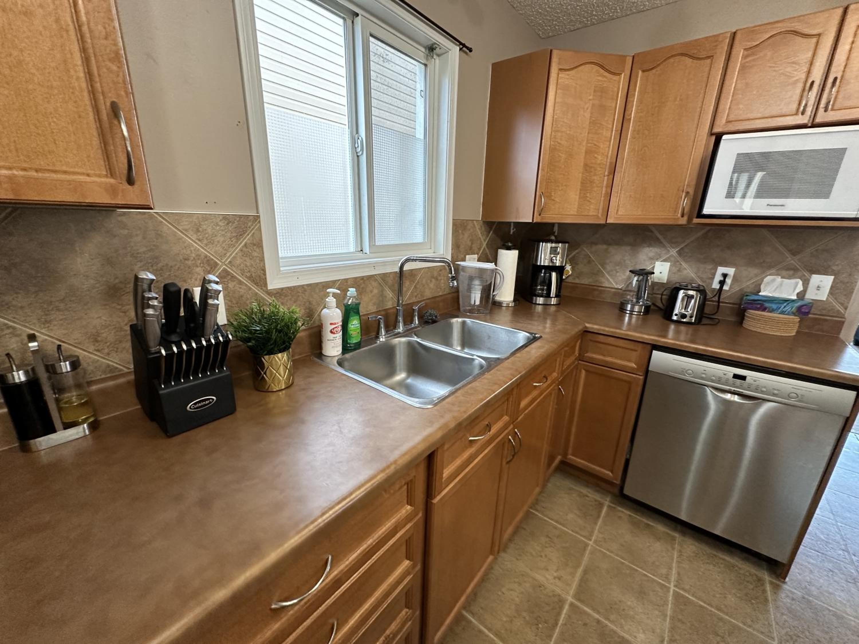 Spacious & Private Retreat near West Edmonton Mall