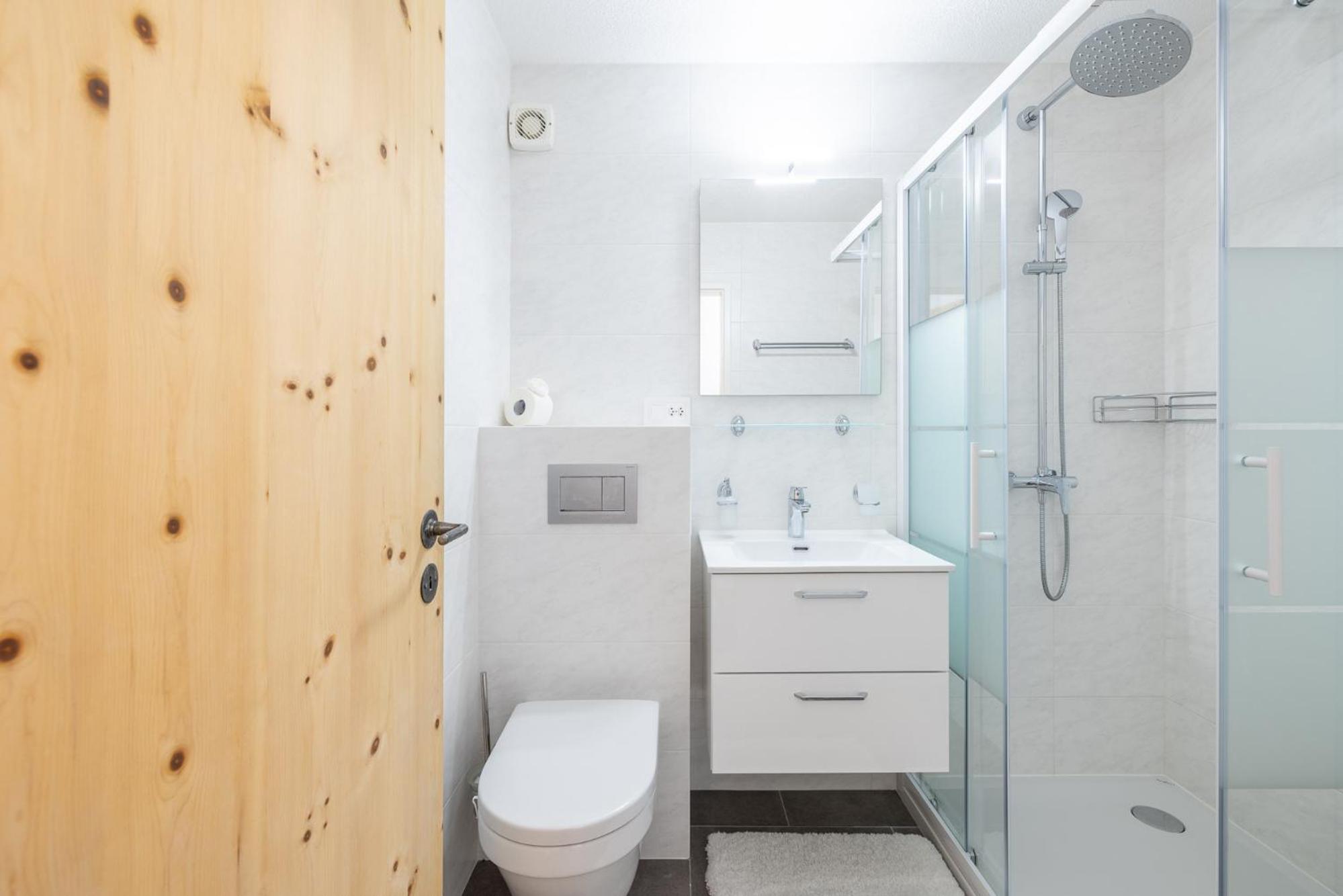 2203 Modernes Studio mit Balkon
