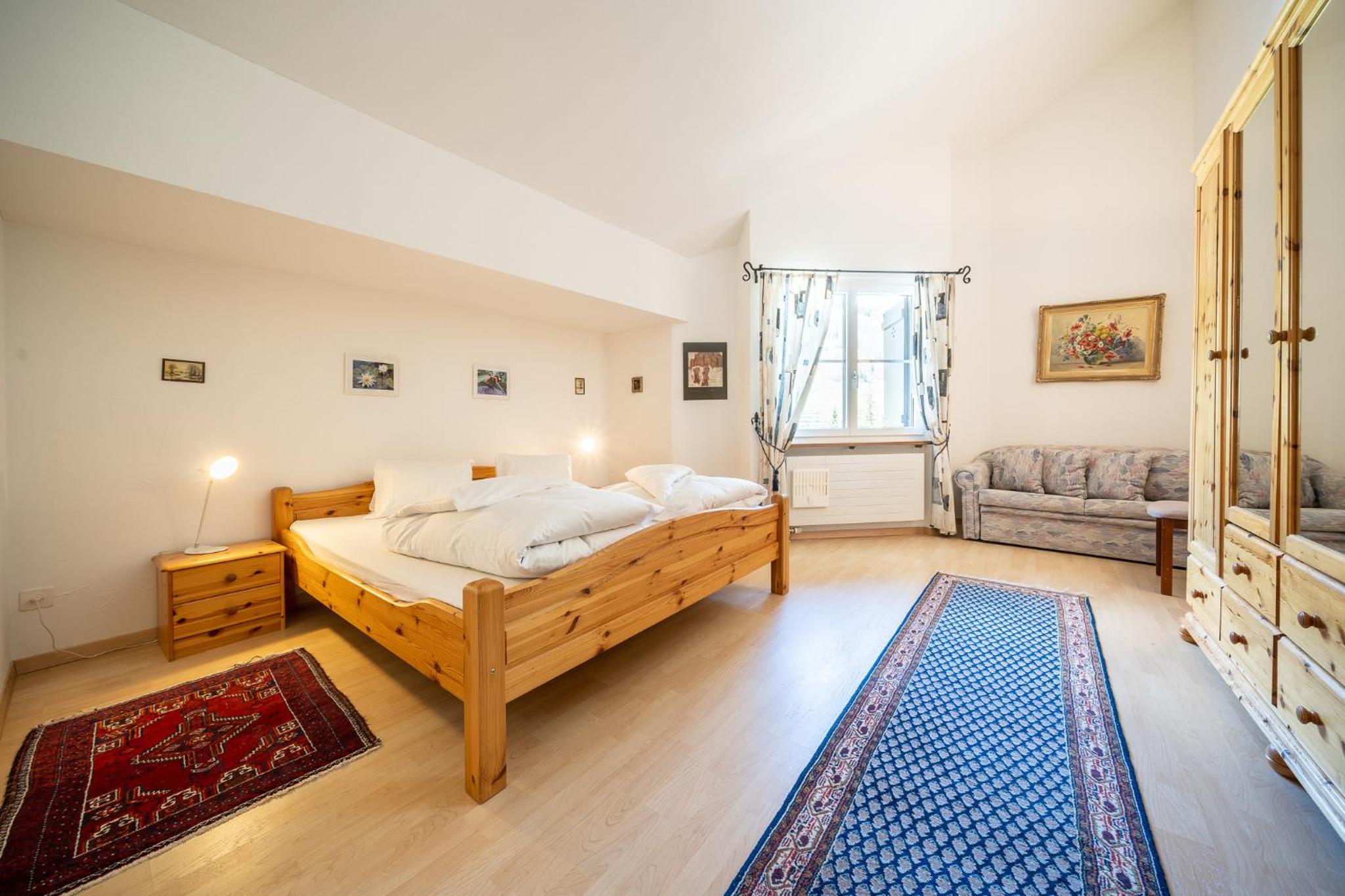 2403 Charmante Dachwohnung mit hohen Decken und Suedbalkon