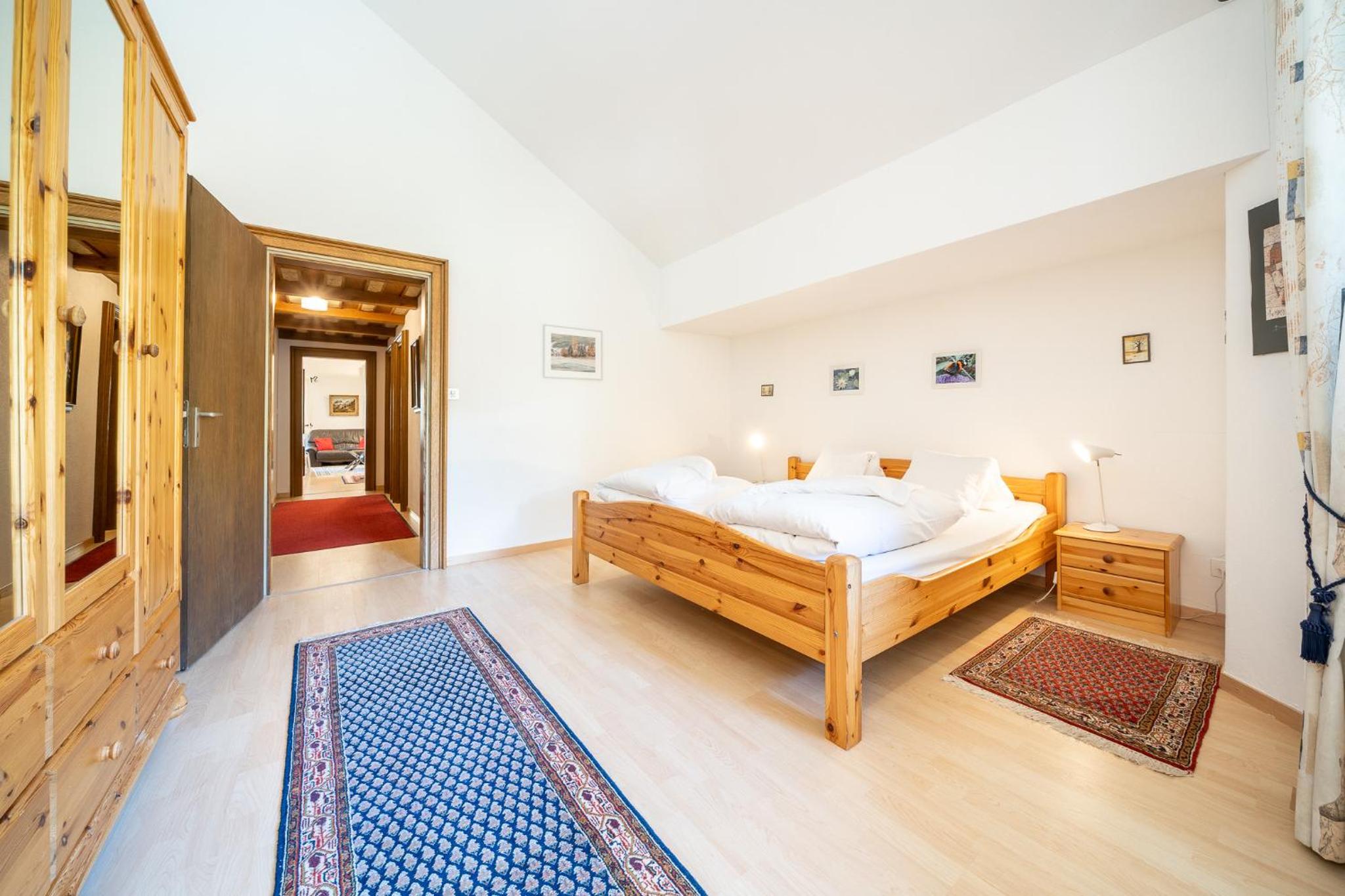 2403 Charmante Dachwohnung mit hohen Decken und Suedbalkon