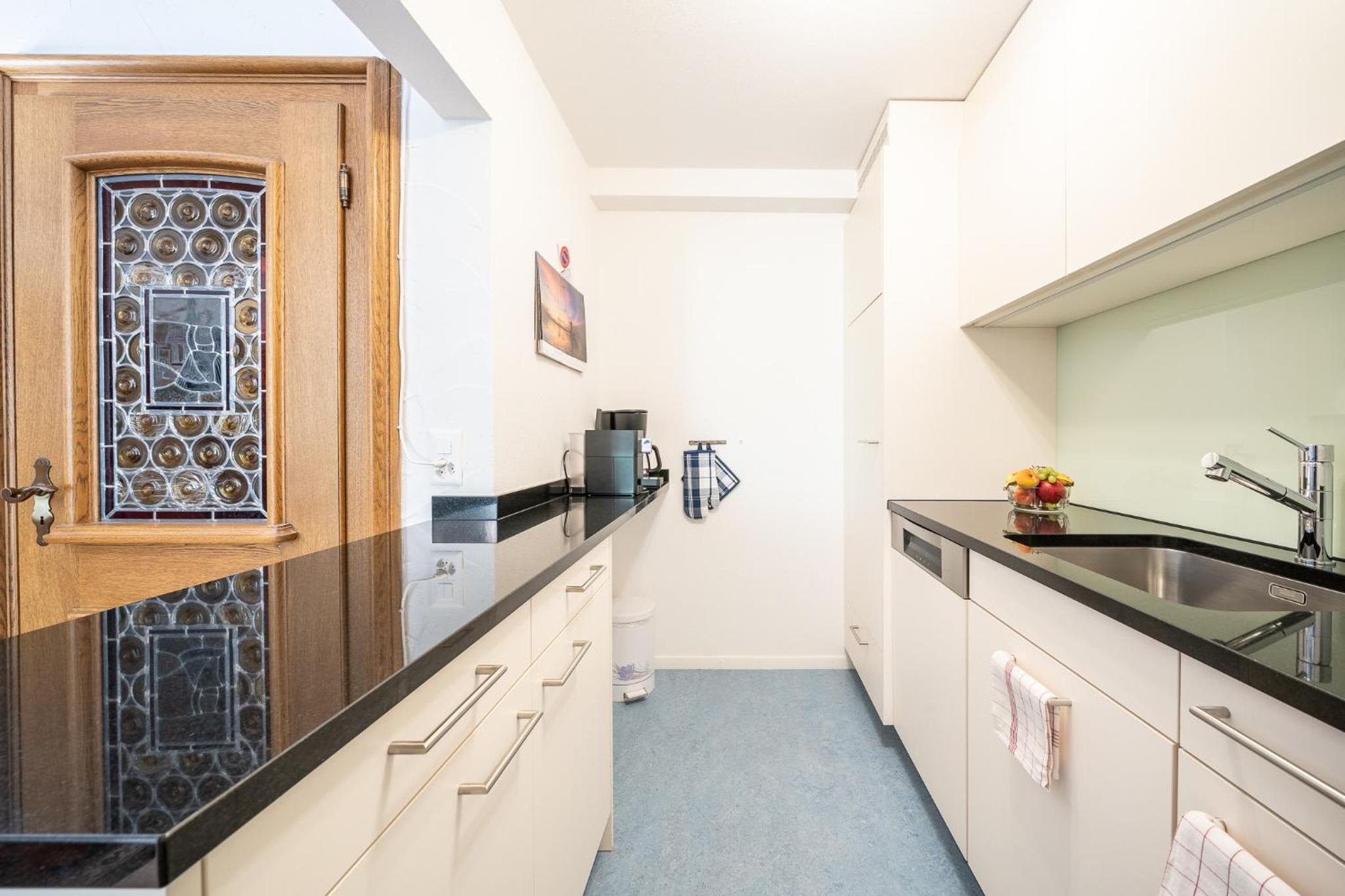 2403 Charmante Dachwohnung mit hohen Decken und Suedbalkon
