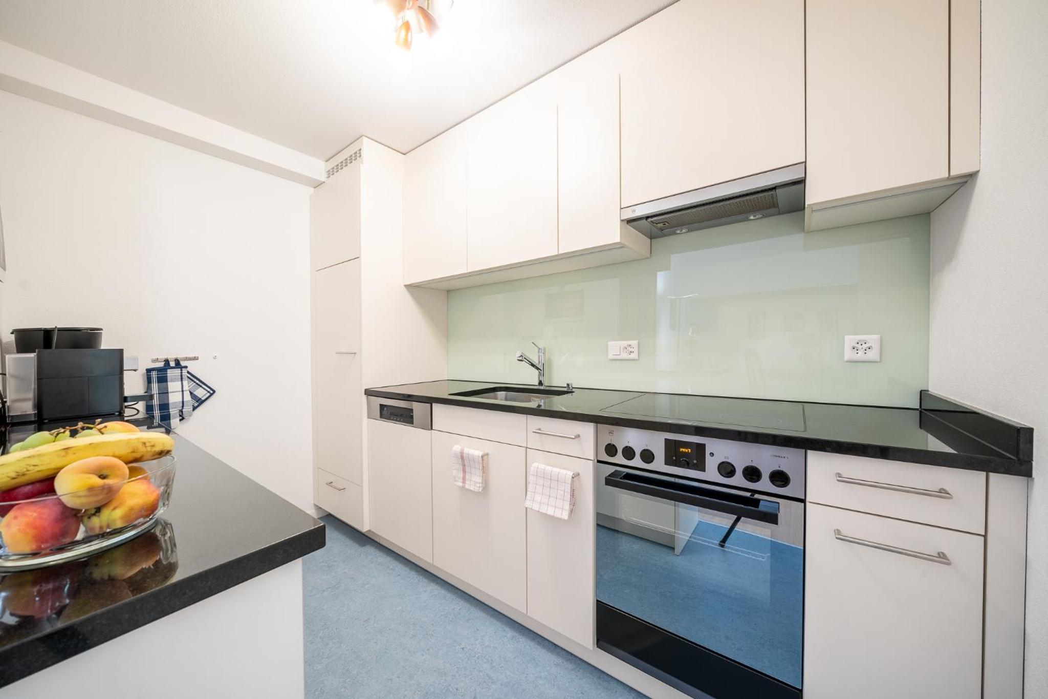 2403 Charmante Dachwohnung mit hohen Decken und Suedbalkon