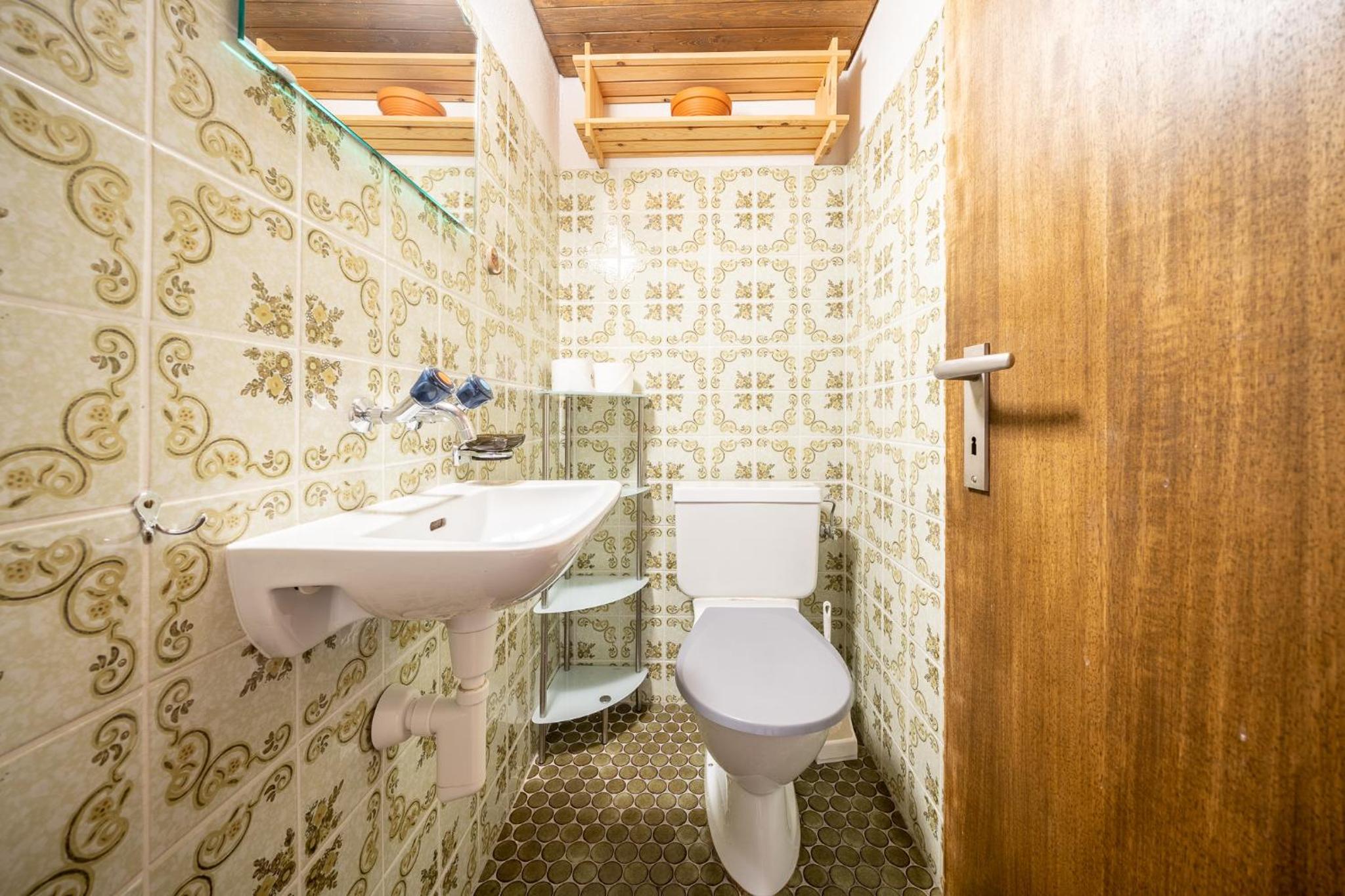 2403 Charmante Dachwohnung mit hohen Decken und Suedbalkon