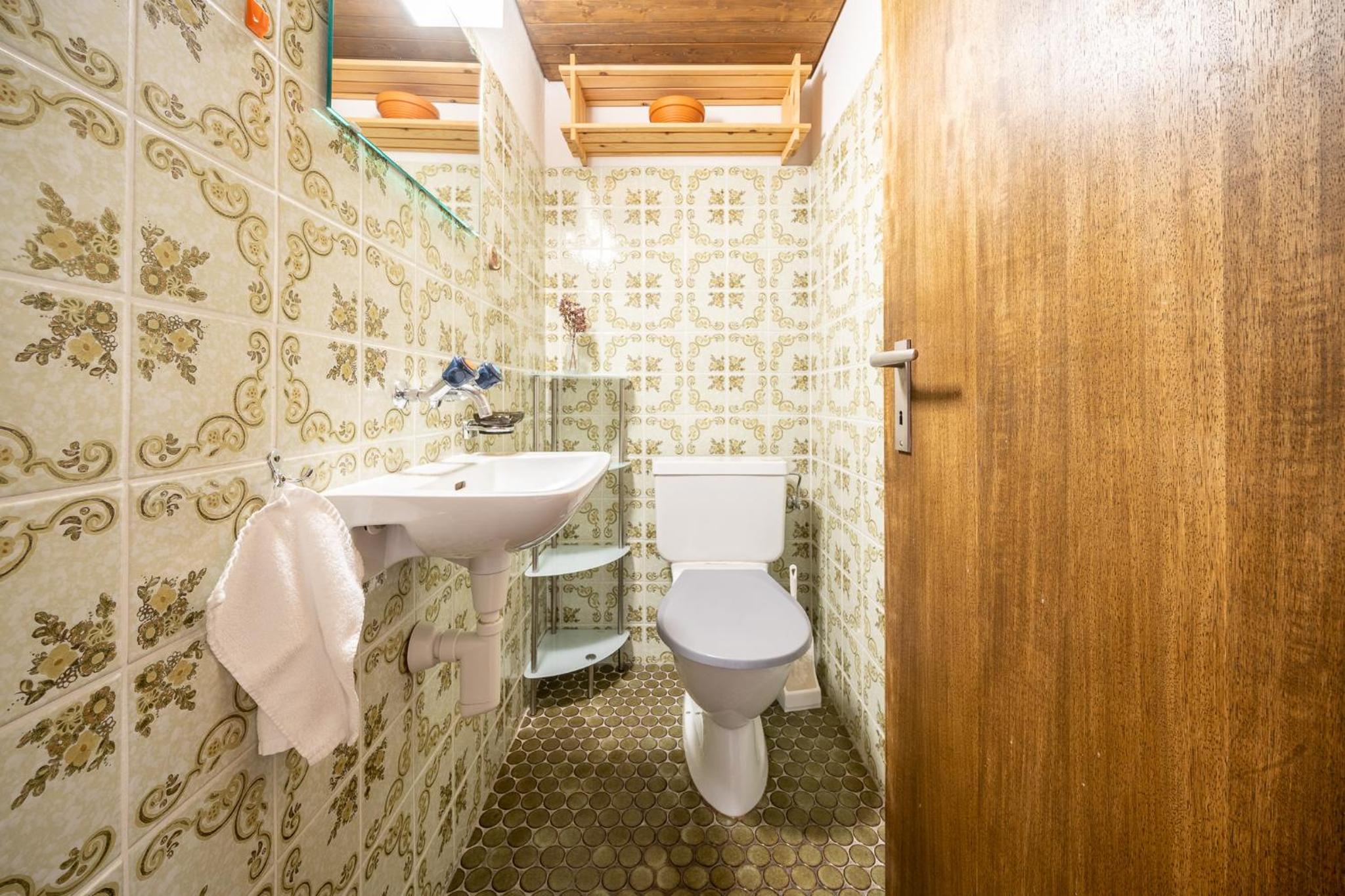 2403 Charmante Dachwohnung mit hohen Decken und Suedbalkon