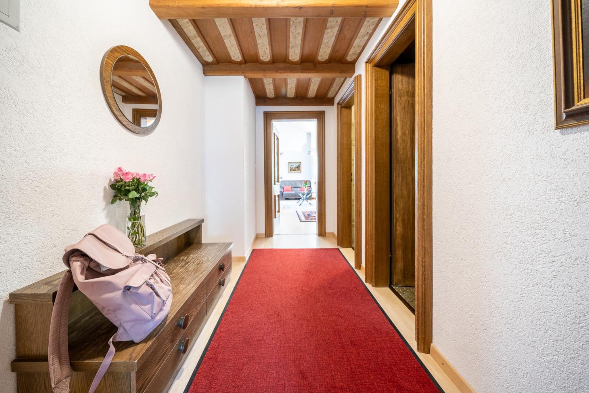 2403 Charmante Dachwohnung mit hohen Decken und Suedbalkon