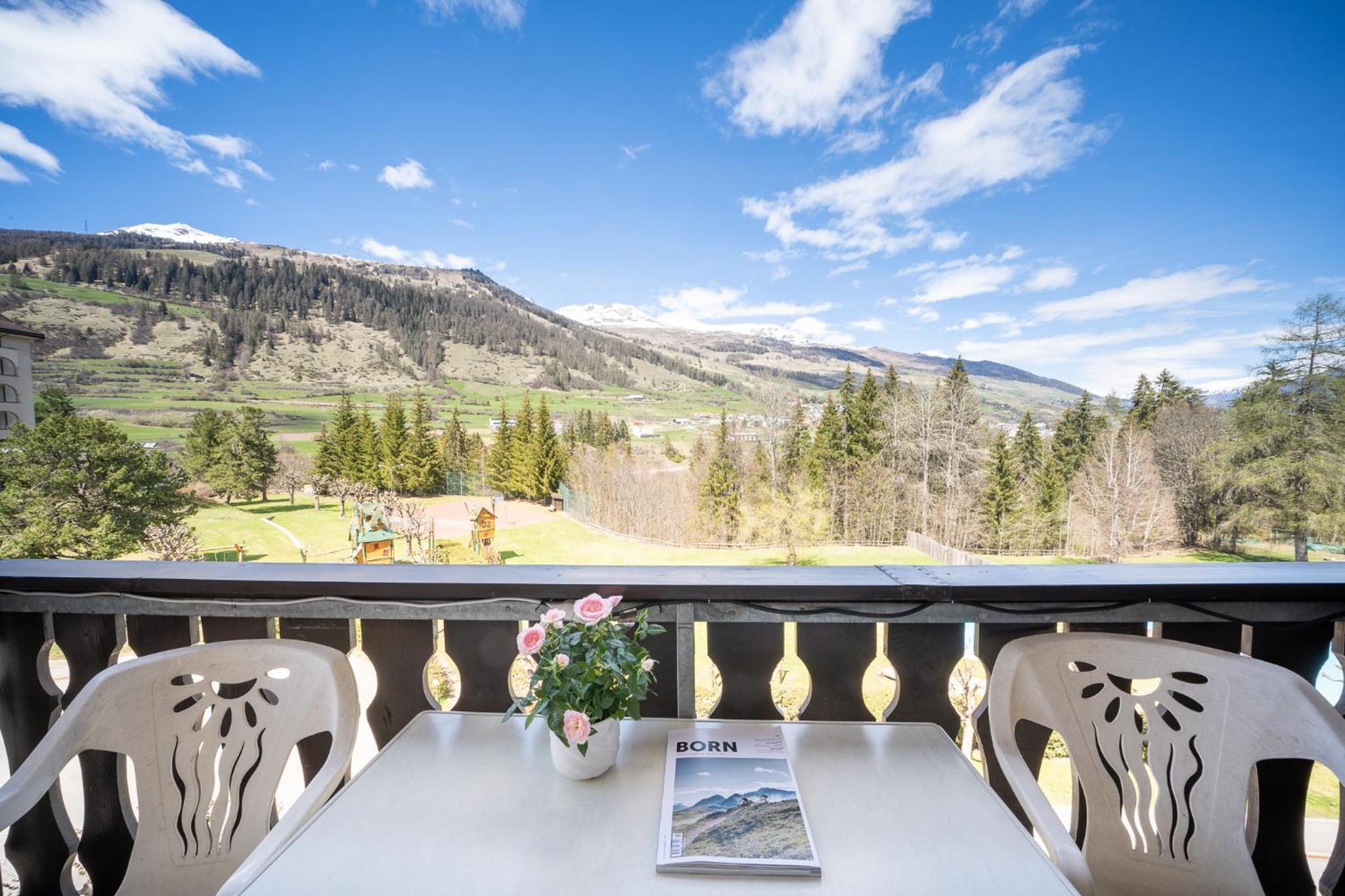 2404 Grosszuegige Maisonette Wohnung und Balkon mit atemberaubendem Talblick