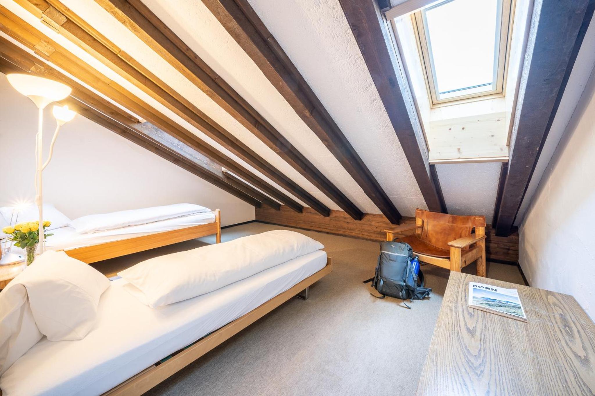 3403 Heimelige Wohnung mit viel Dachschraege