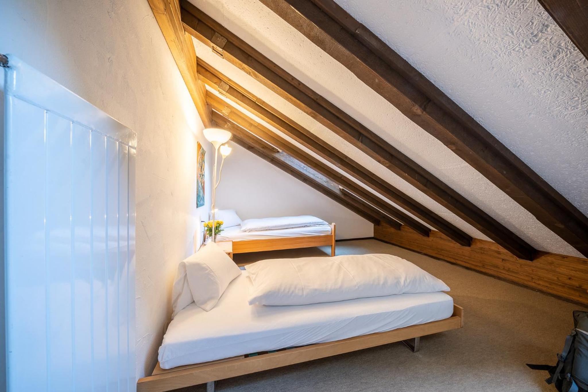 3403 Heimelige Wohnung mit viel Dachschraege