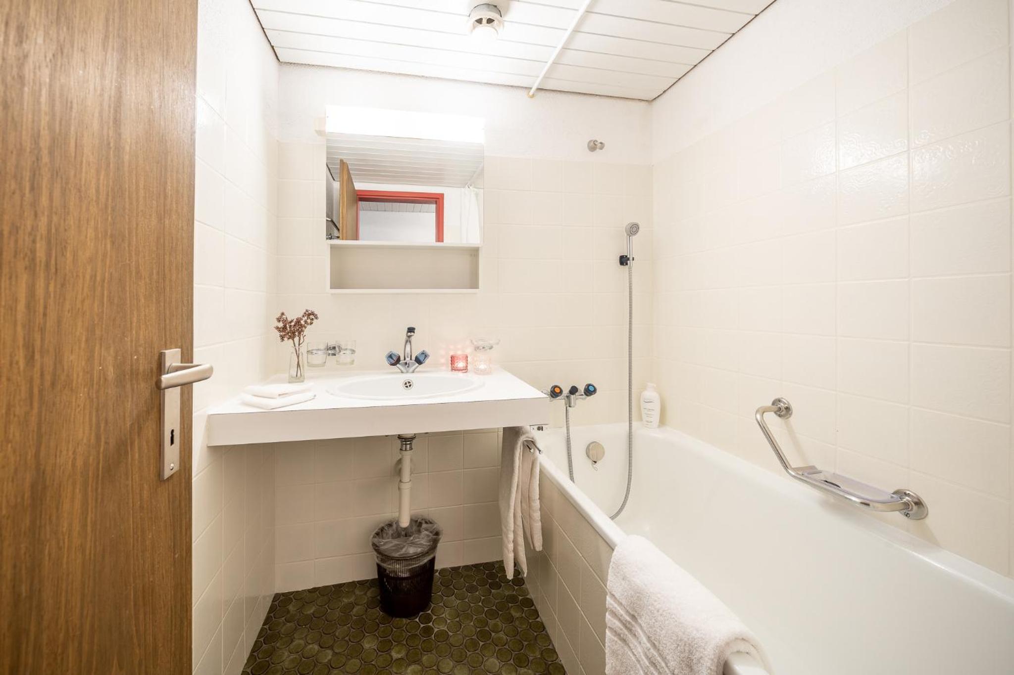 3403 Heimelige Wohnung mit viel Dachschraege