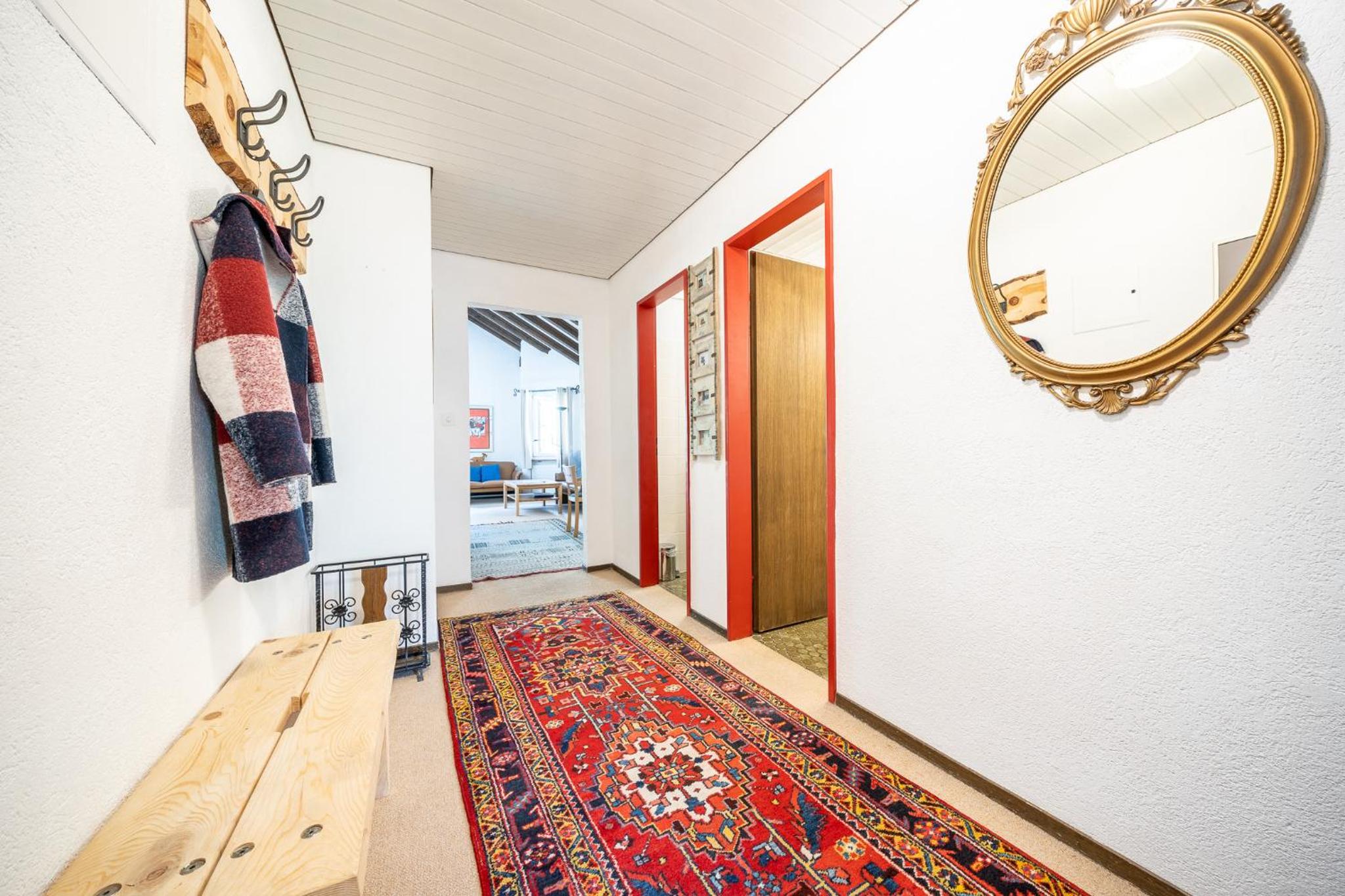 3403 Heimelige Wohnung mit viel Dachschraege
