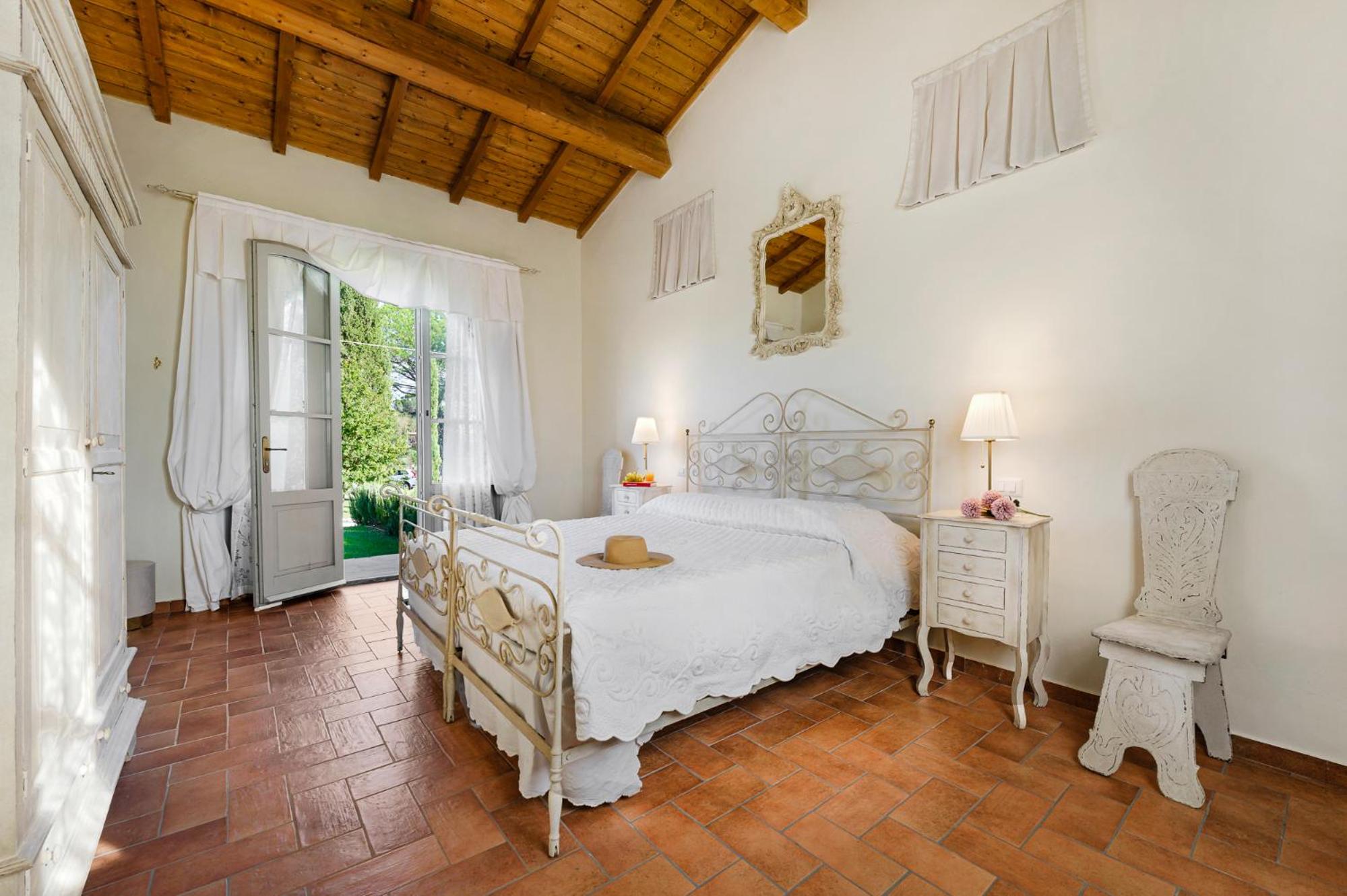 Cozy Cottage with Pool in Tuscany view 4