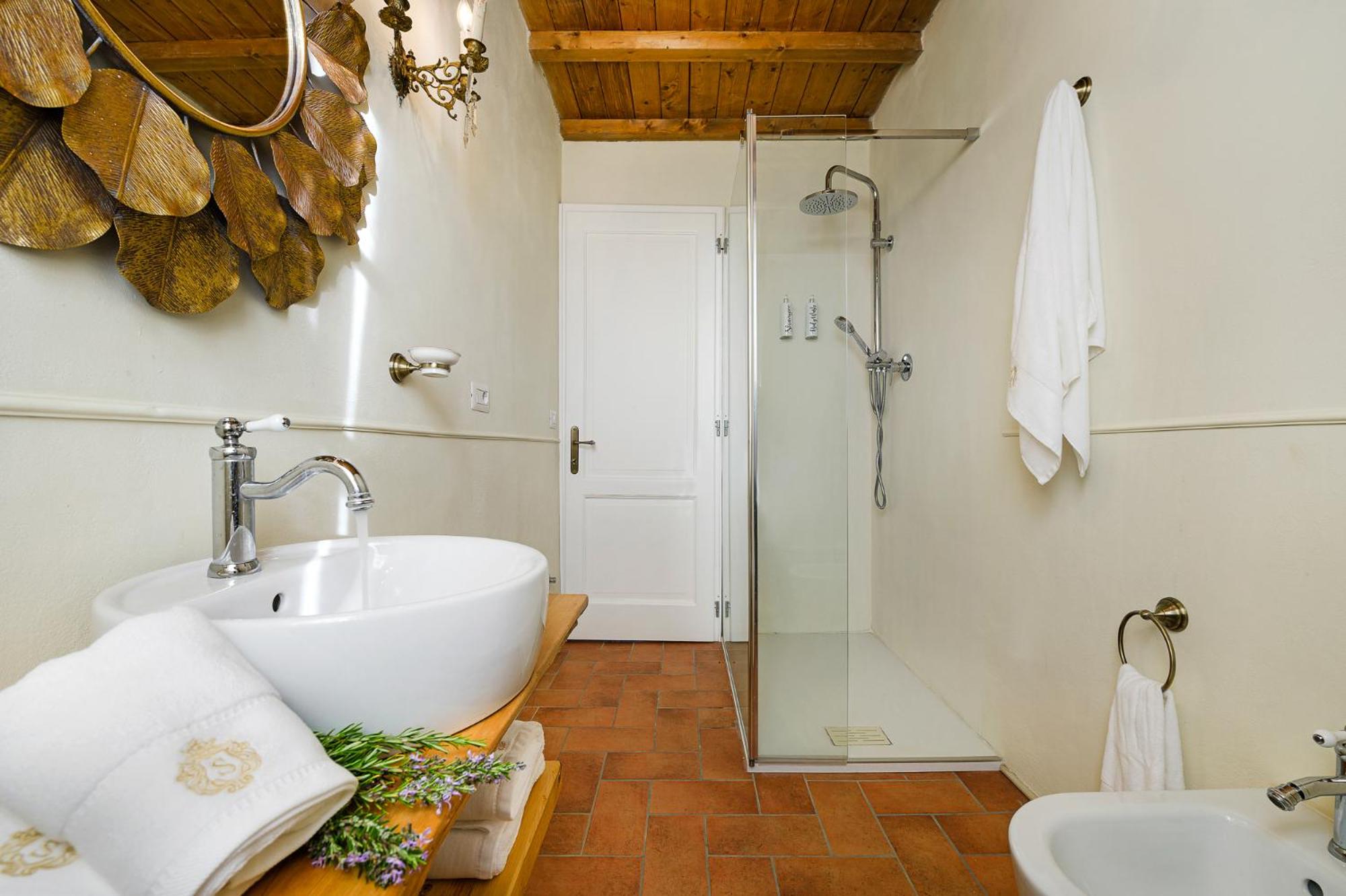 Cozy Cottage with Pool in Tuscany view 5