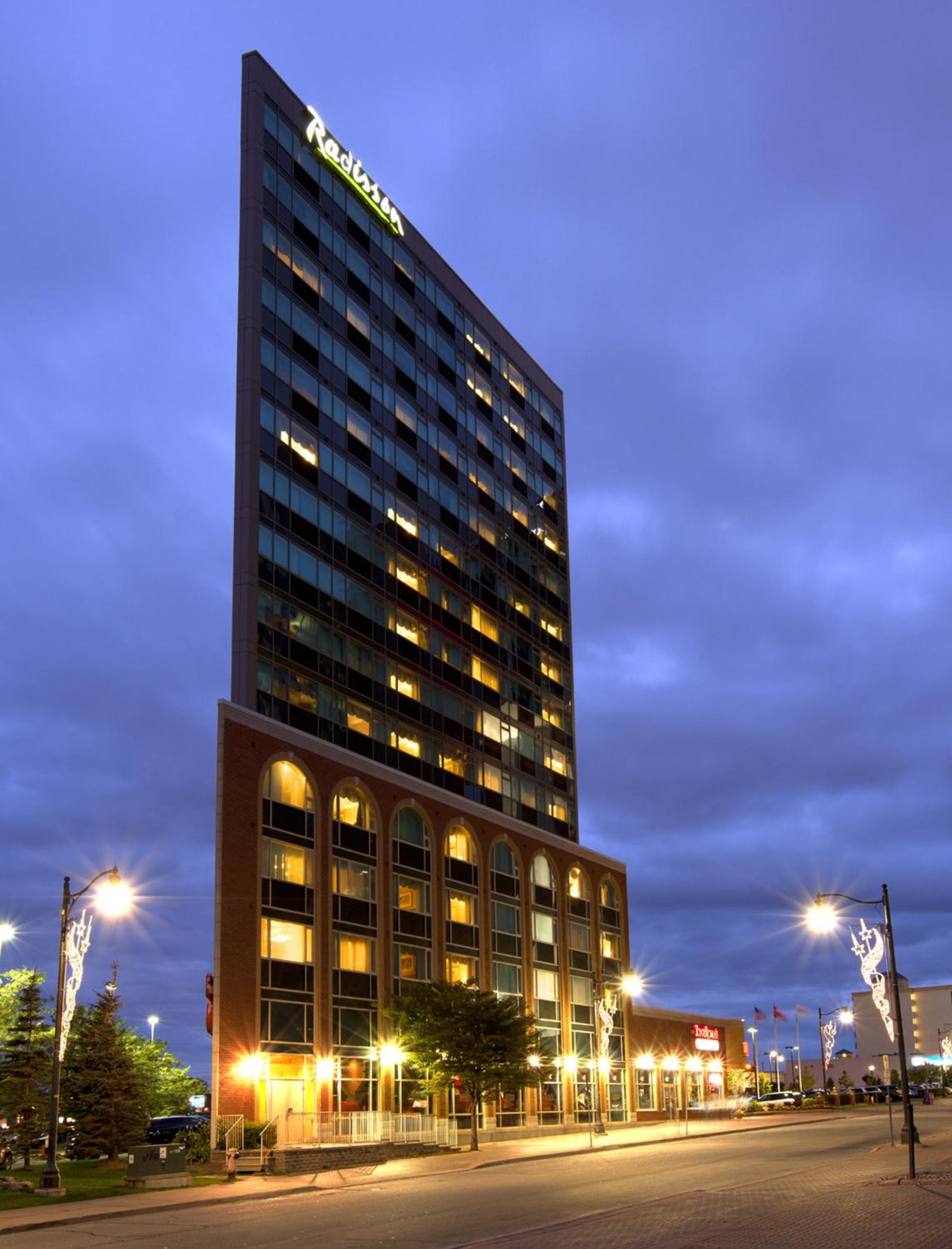 Hotel Radisson Hotel & Suites Fallsview - Image 1