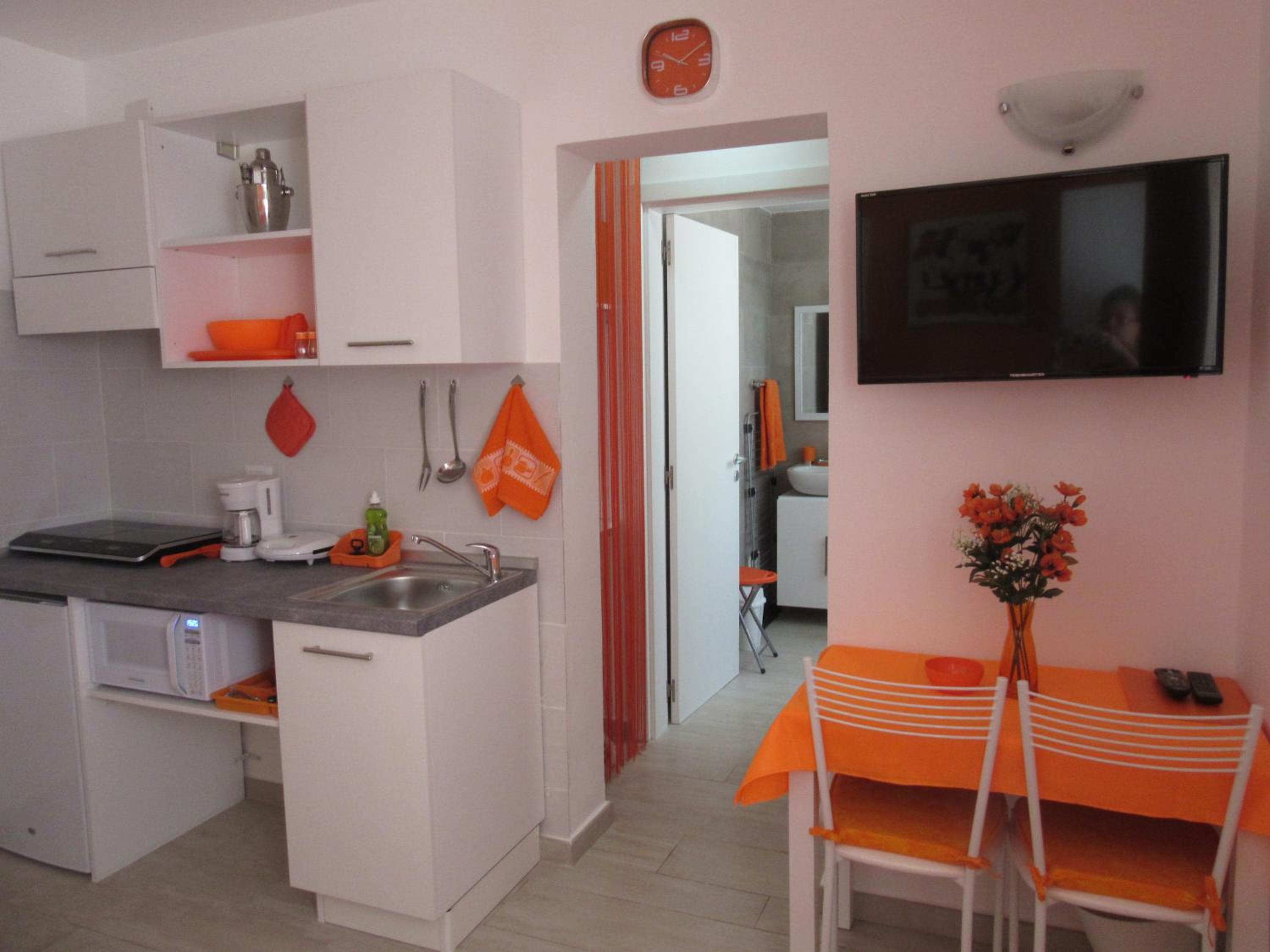 SEVEN SHADES OF CORAL VILLAGE - suites & pool in a residence close to the beach