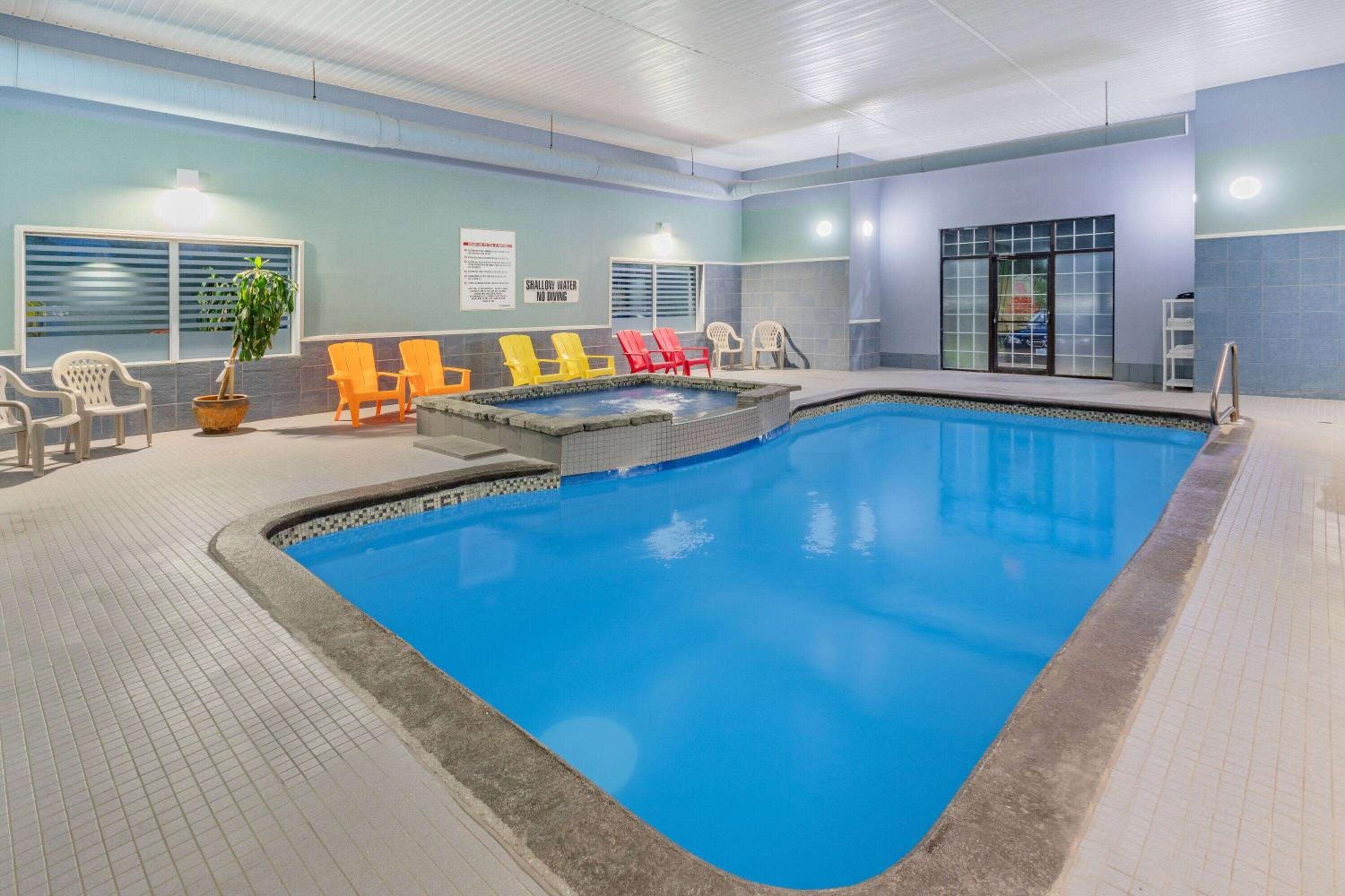Cornwall Vacations - Super 8 by Wyndham Cornwall ON - Property Image 2