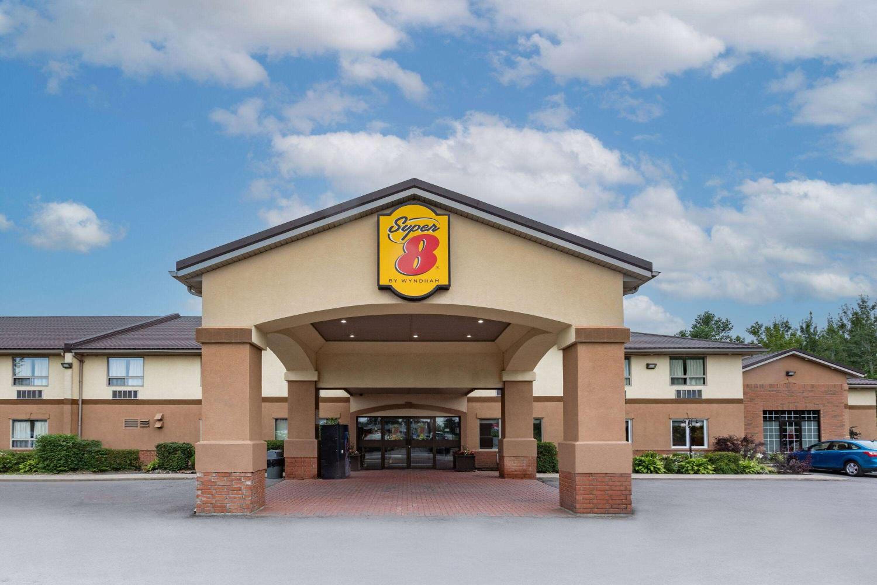 Cornwall Vacations - Super 8 by Wyndham Cornwall ON - Property Image 3