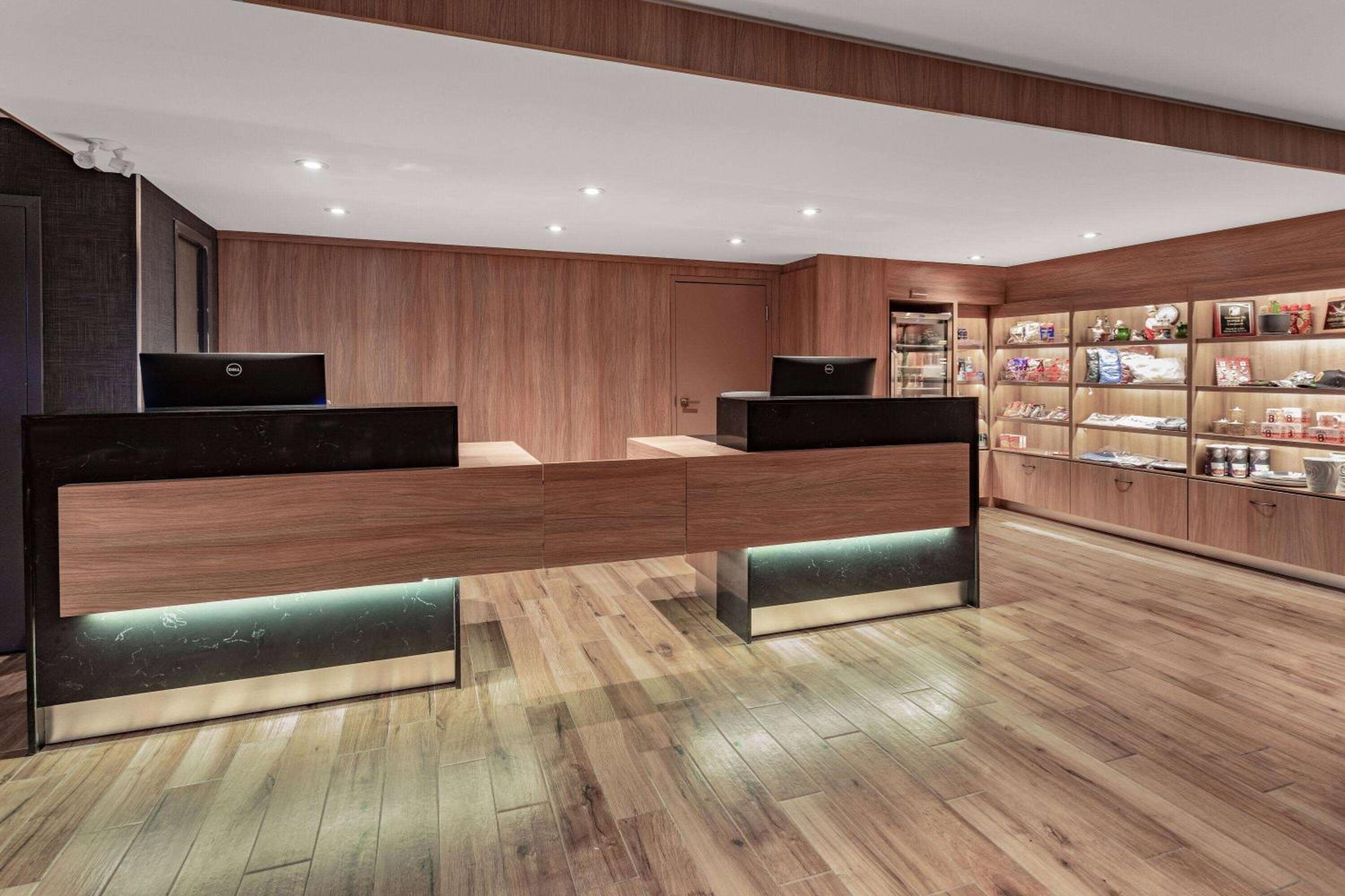 Cornwall Vacations - Super 8 by Wyndham Cornwall ON - Property Image 3