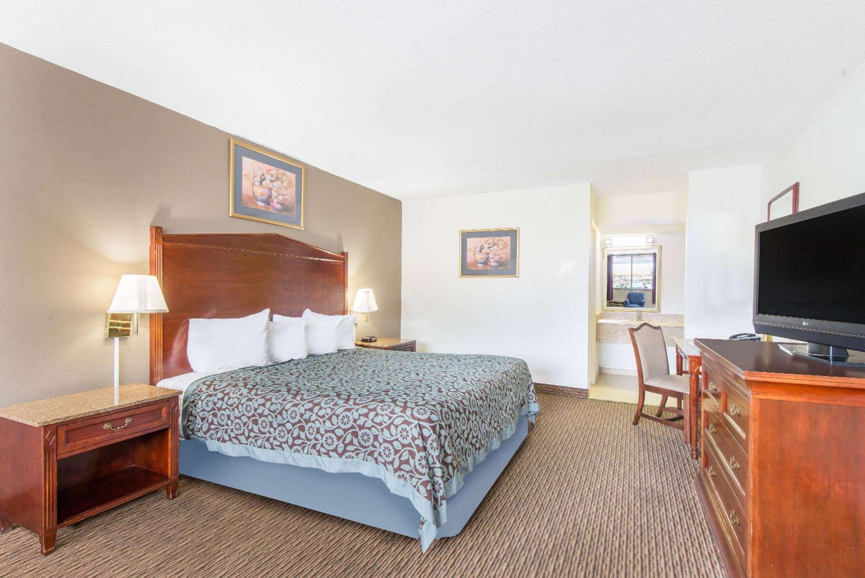 Arlington Vacations - Days Inn by Wyndham Arlington Pentagon - Property Image 18