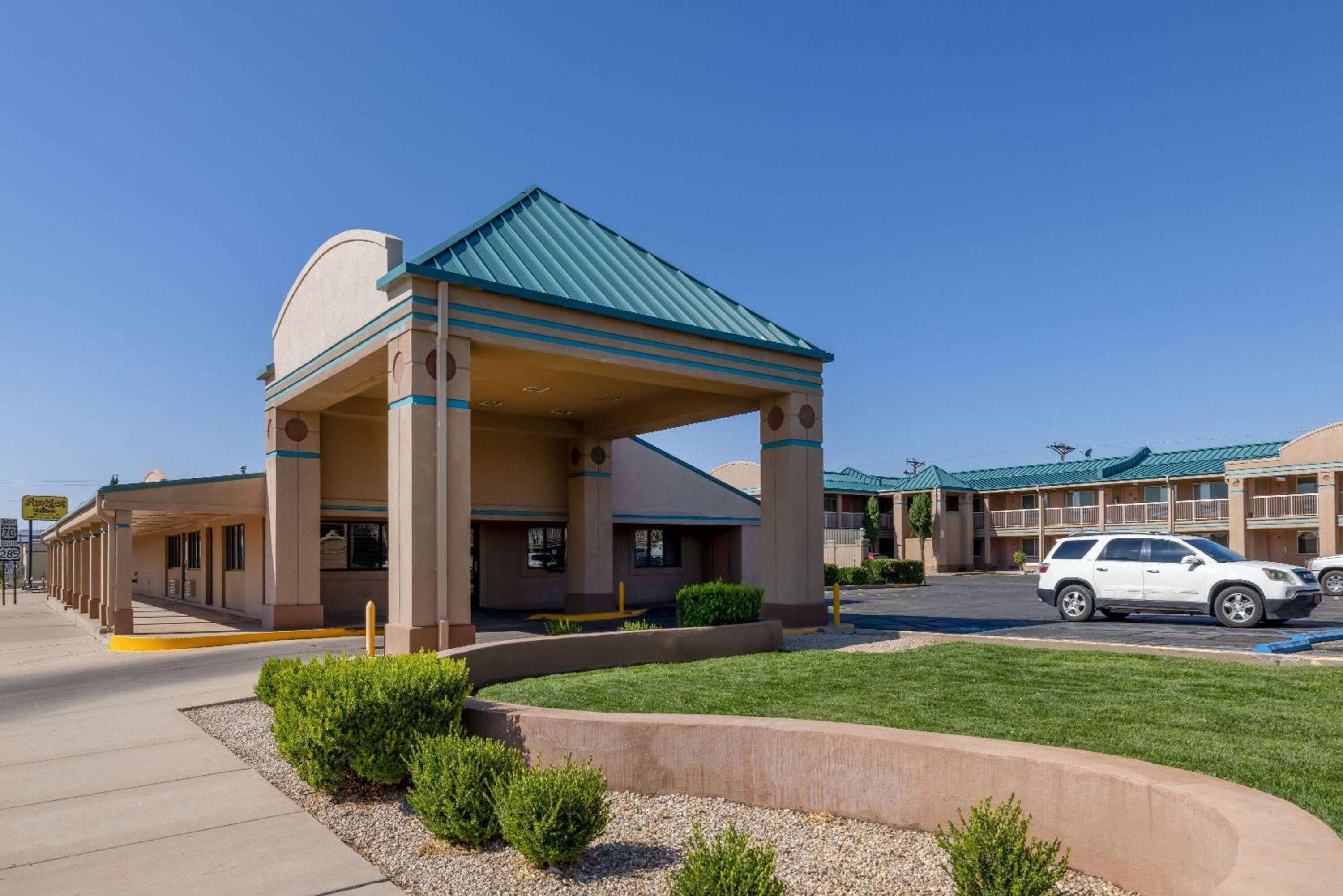 Roswell Vacations - Days Inn by Wyndham Roswell - Property Image 2