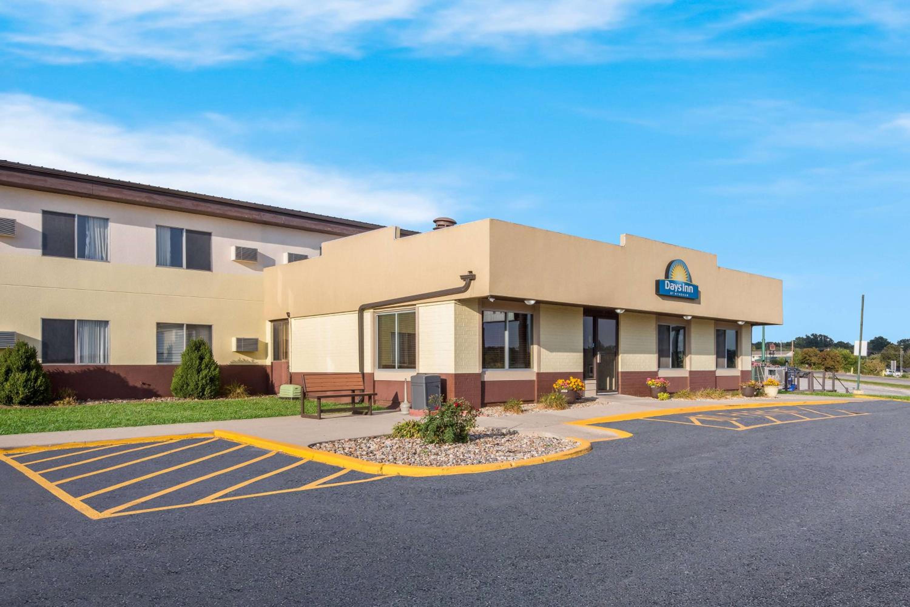 Days Inn by Wyndham Newton view 2