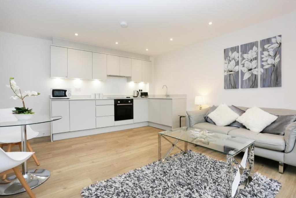 STATUM by BOURNECOAST - A Modern Flat with a Balcony Near the Town Centre - FM6275 view 4