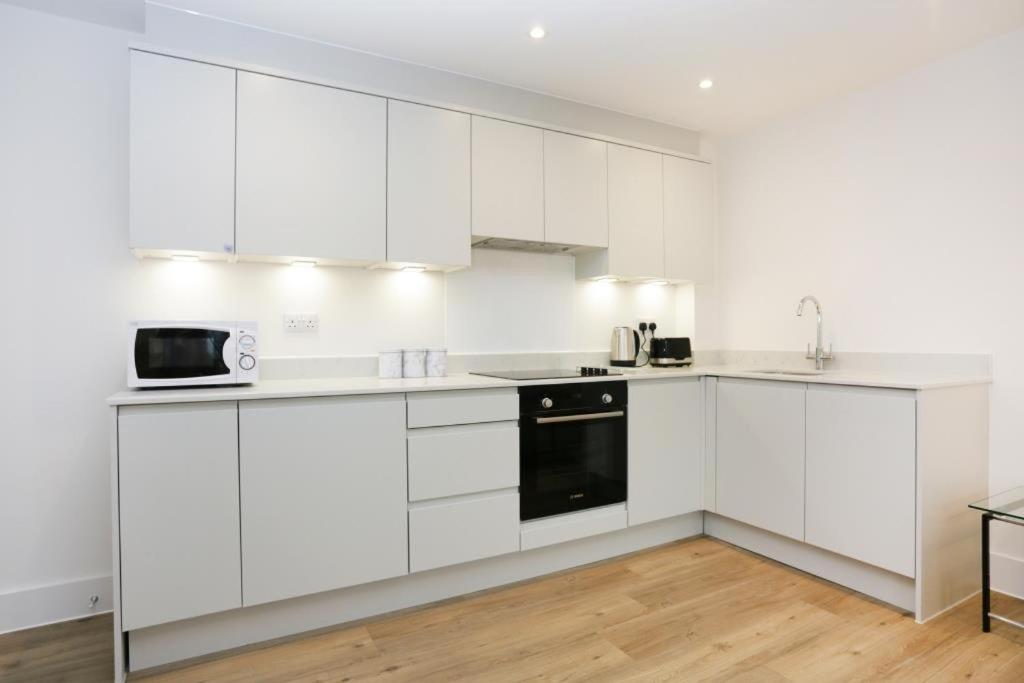 STATUM by BOURNECOAST - A Modern Flat with a Balcony Near the Town Centre - FM6275 view 5