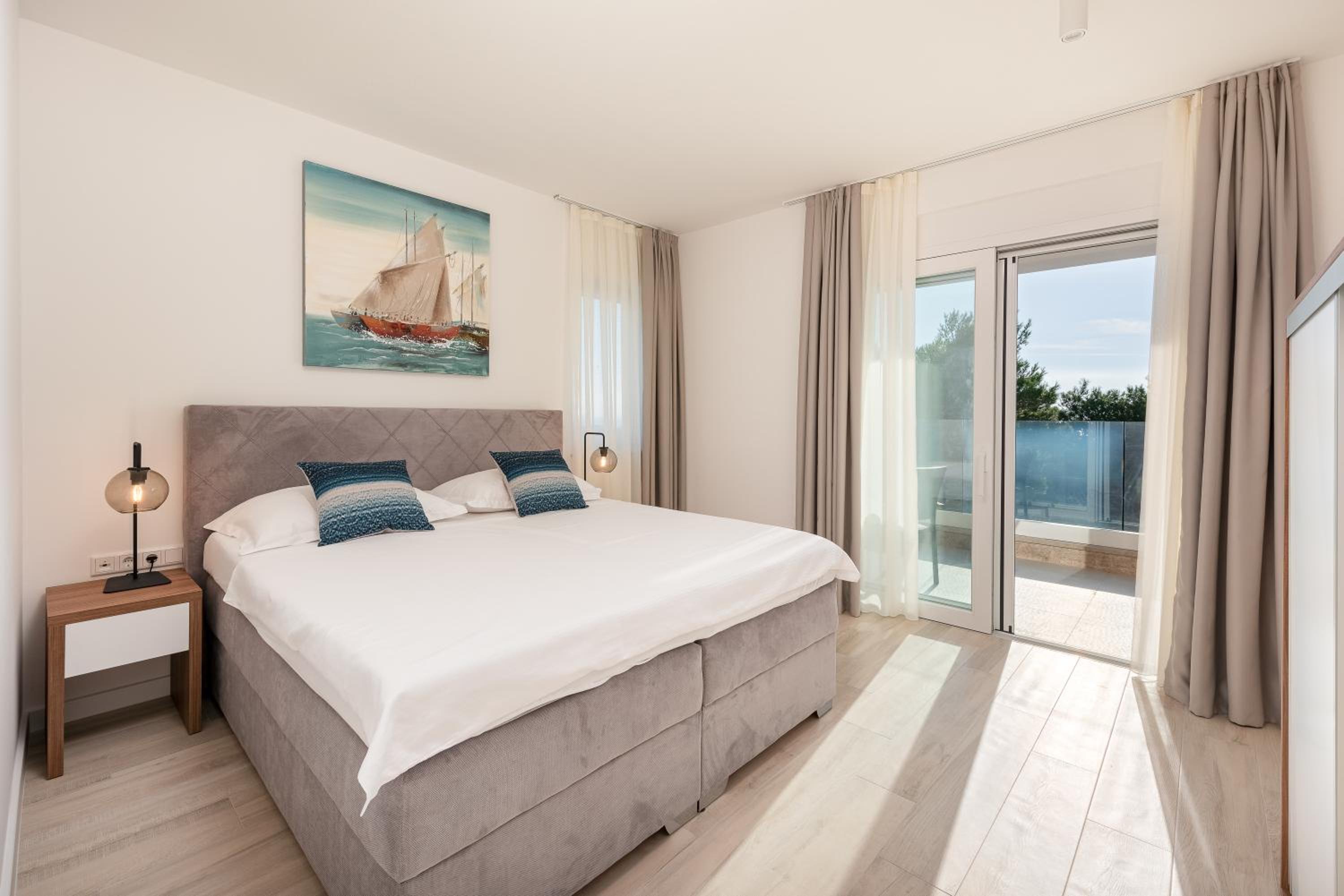 Luxury Apartments Promajna