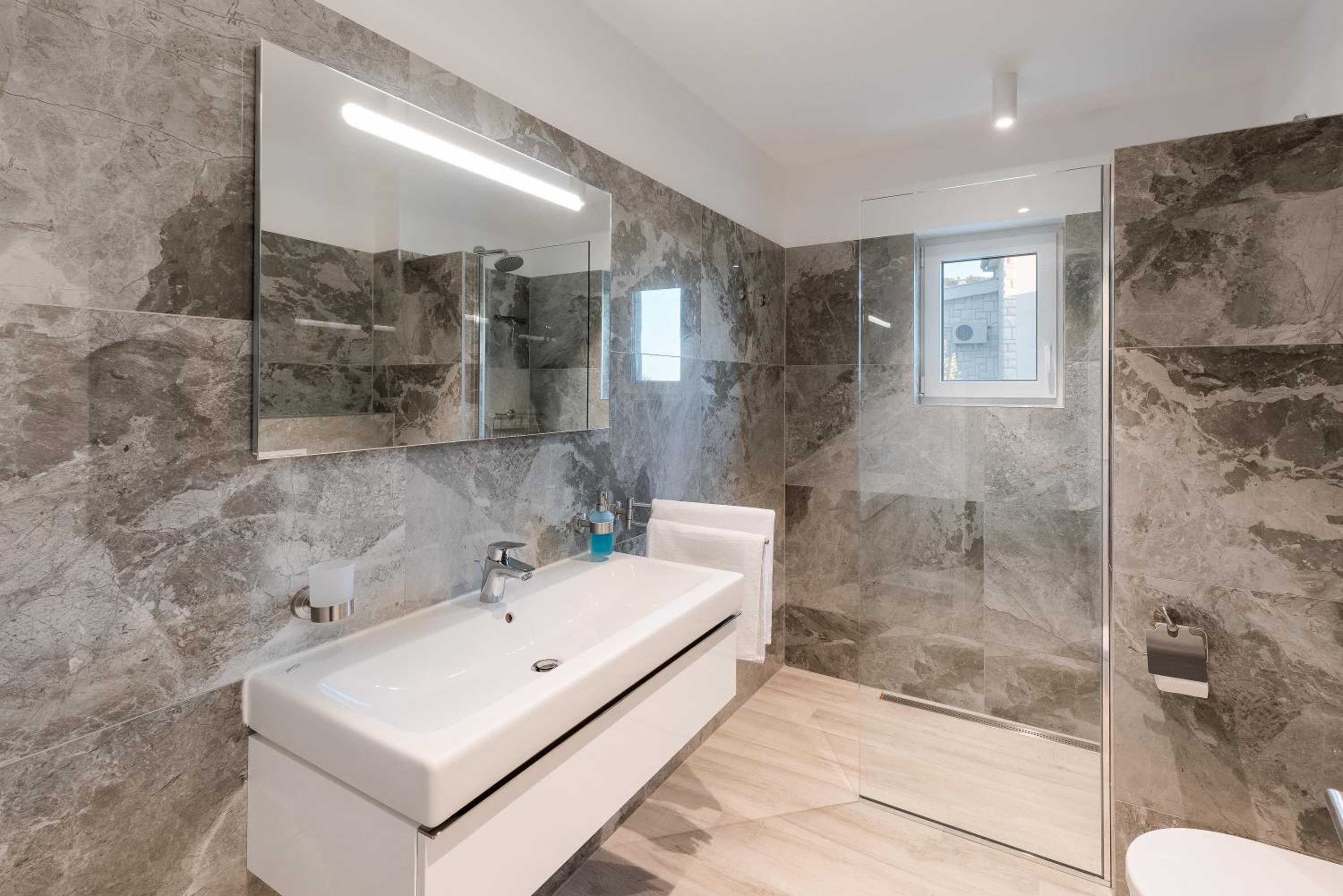 Luxury Apartments Promajna