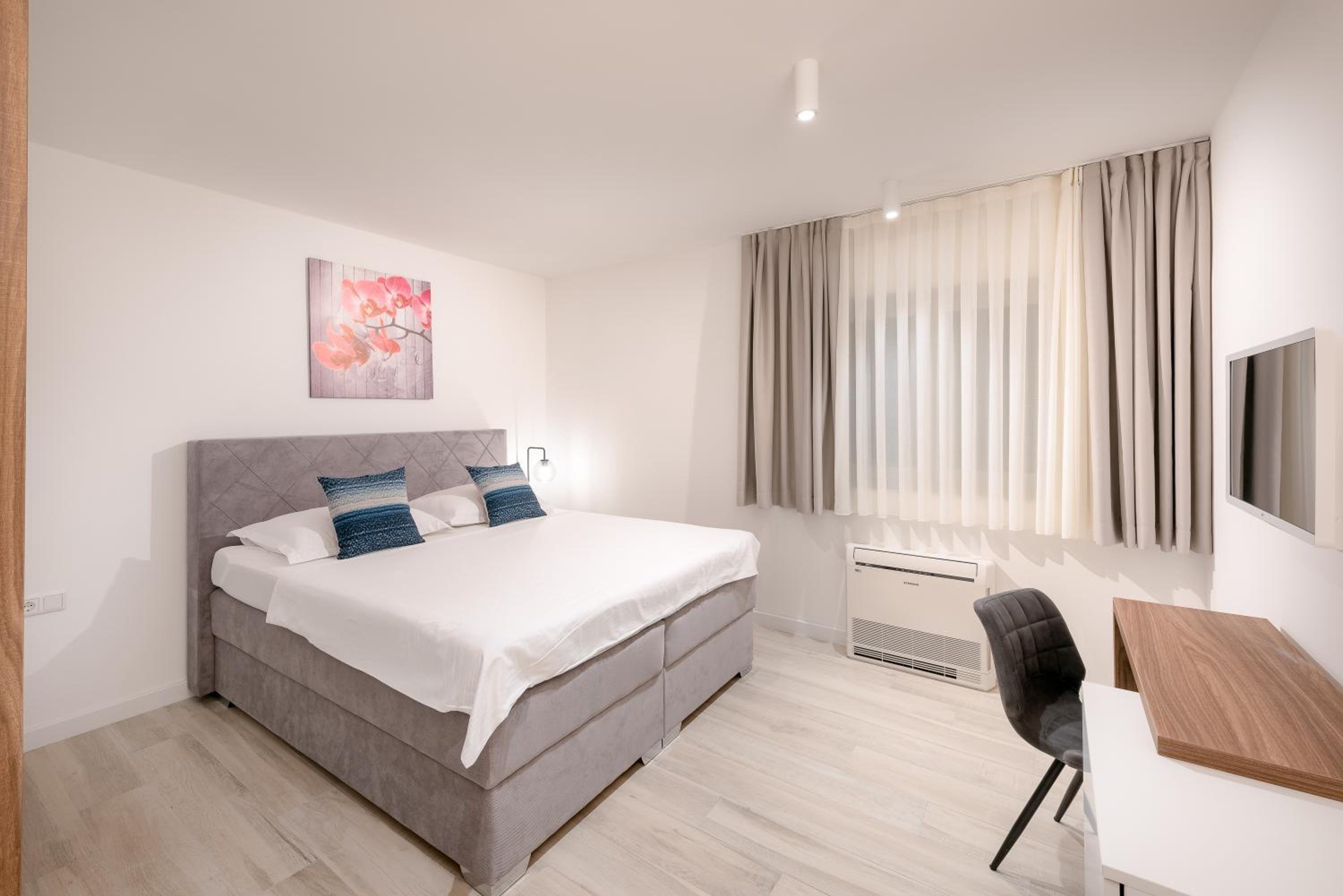 Luxury Apartments Promajna
