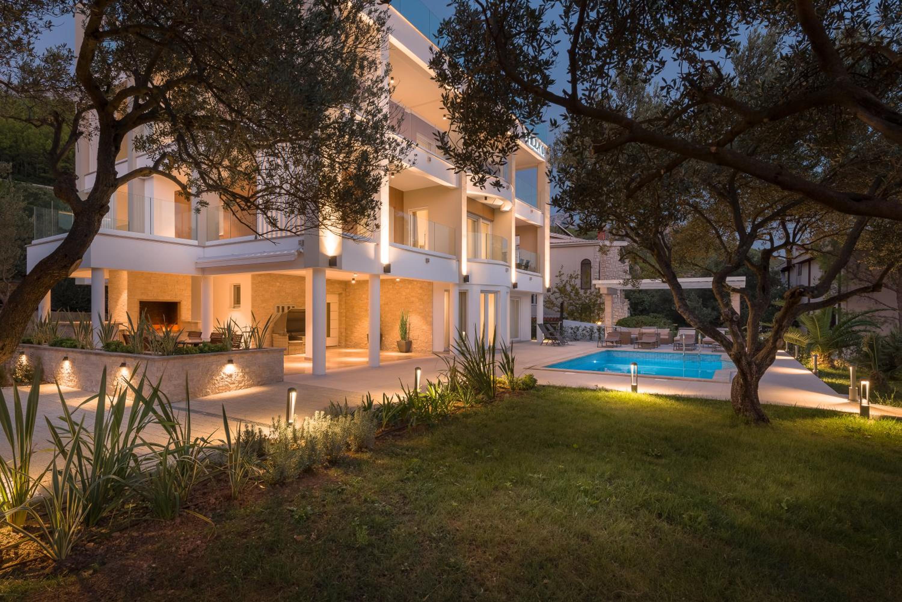 Luxury Apartments Promajna