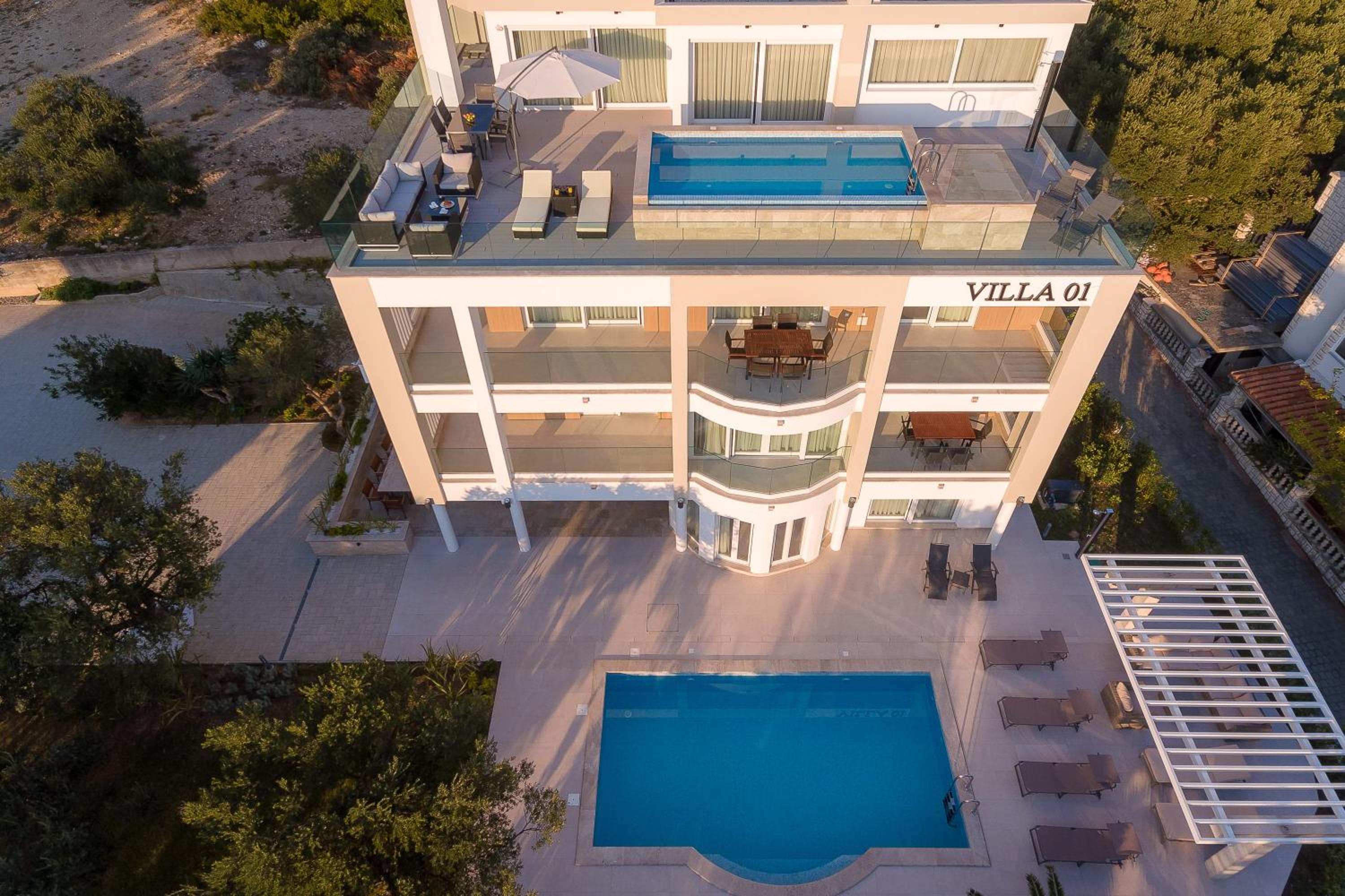 Luxury Apartments Promajna