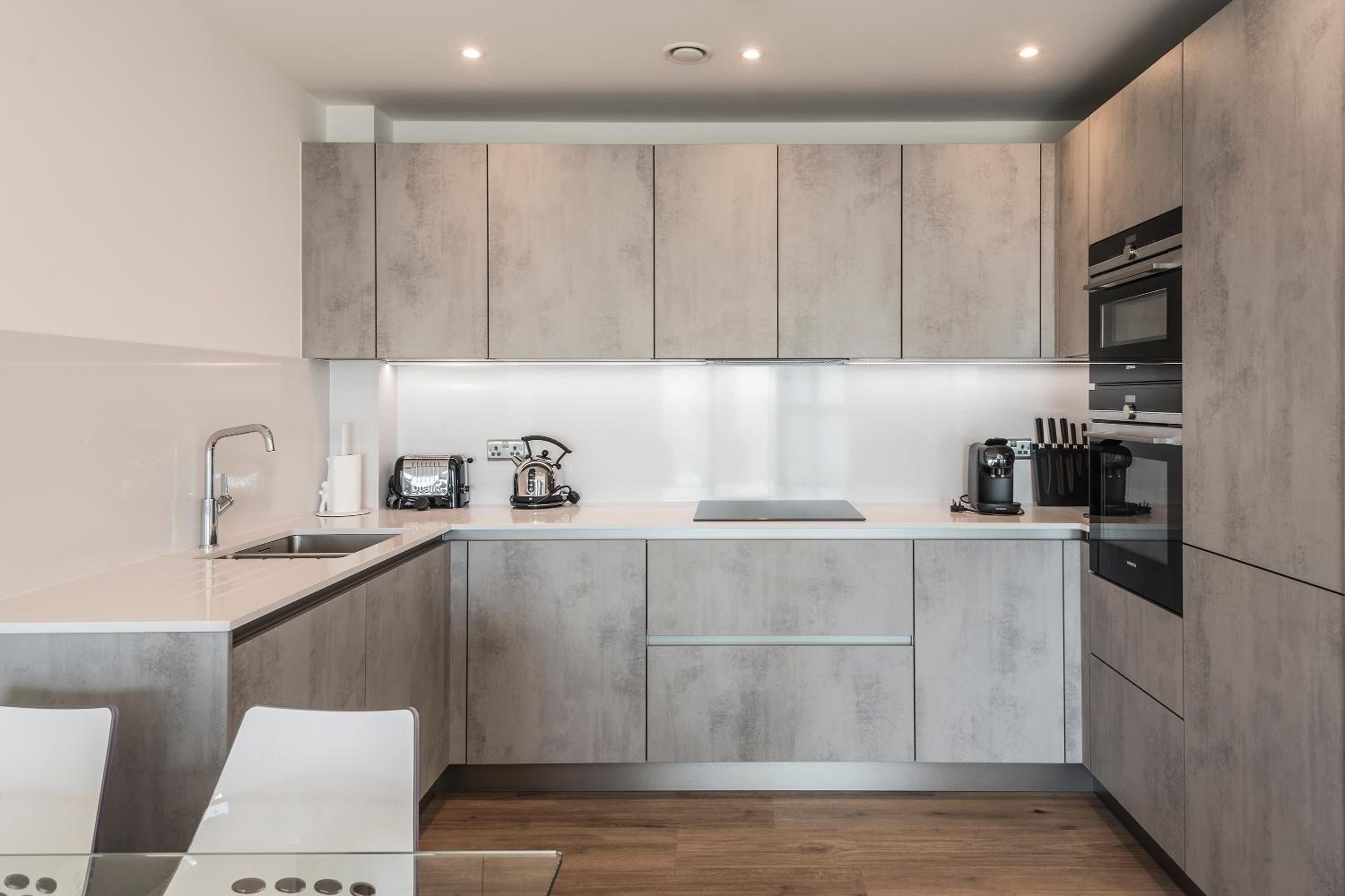 Beachside: New two bedroom apartment with parking view 2