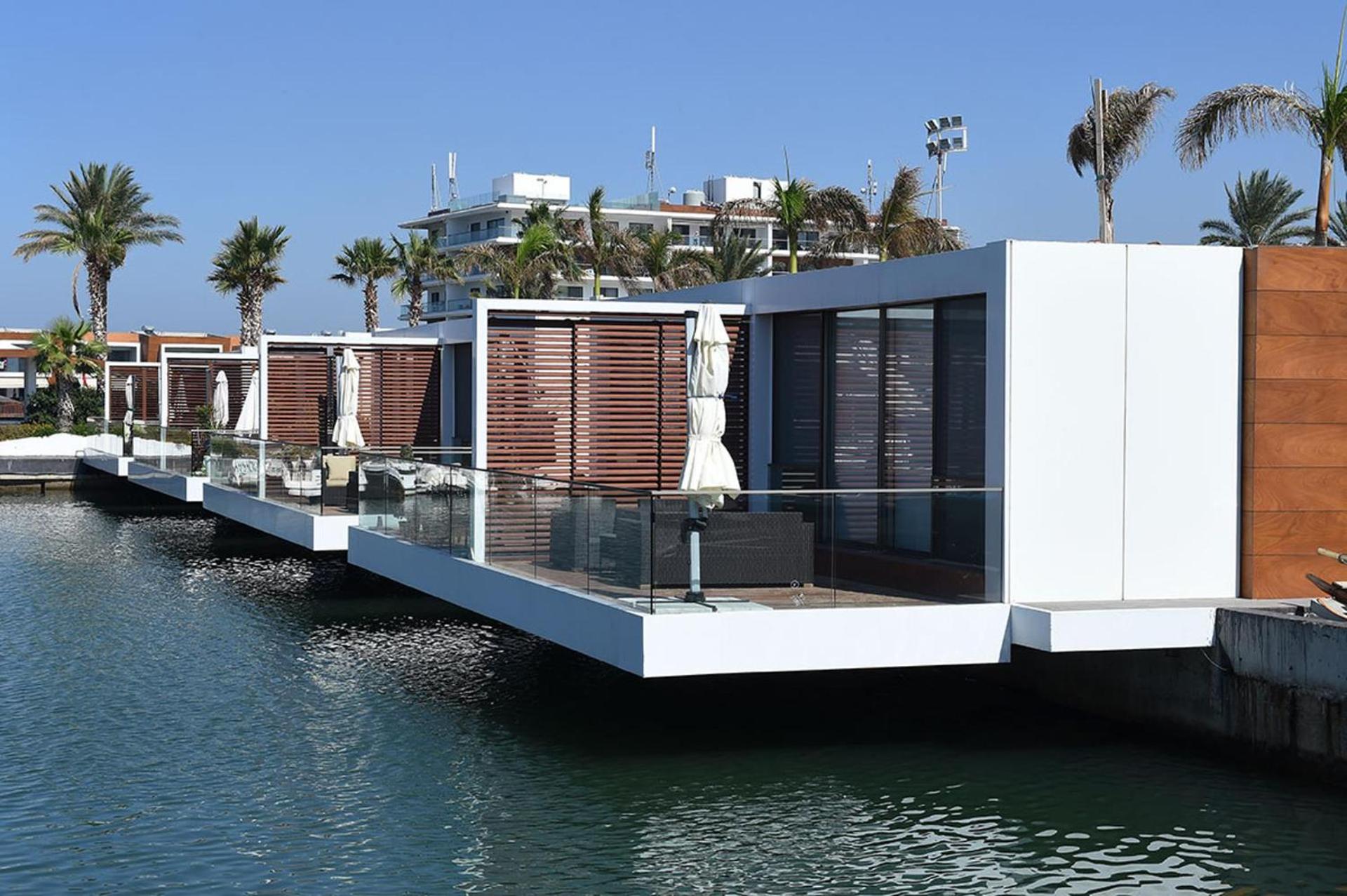 Stunning Sea Front Chalet In Tripoli