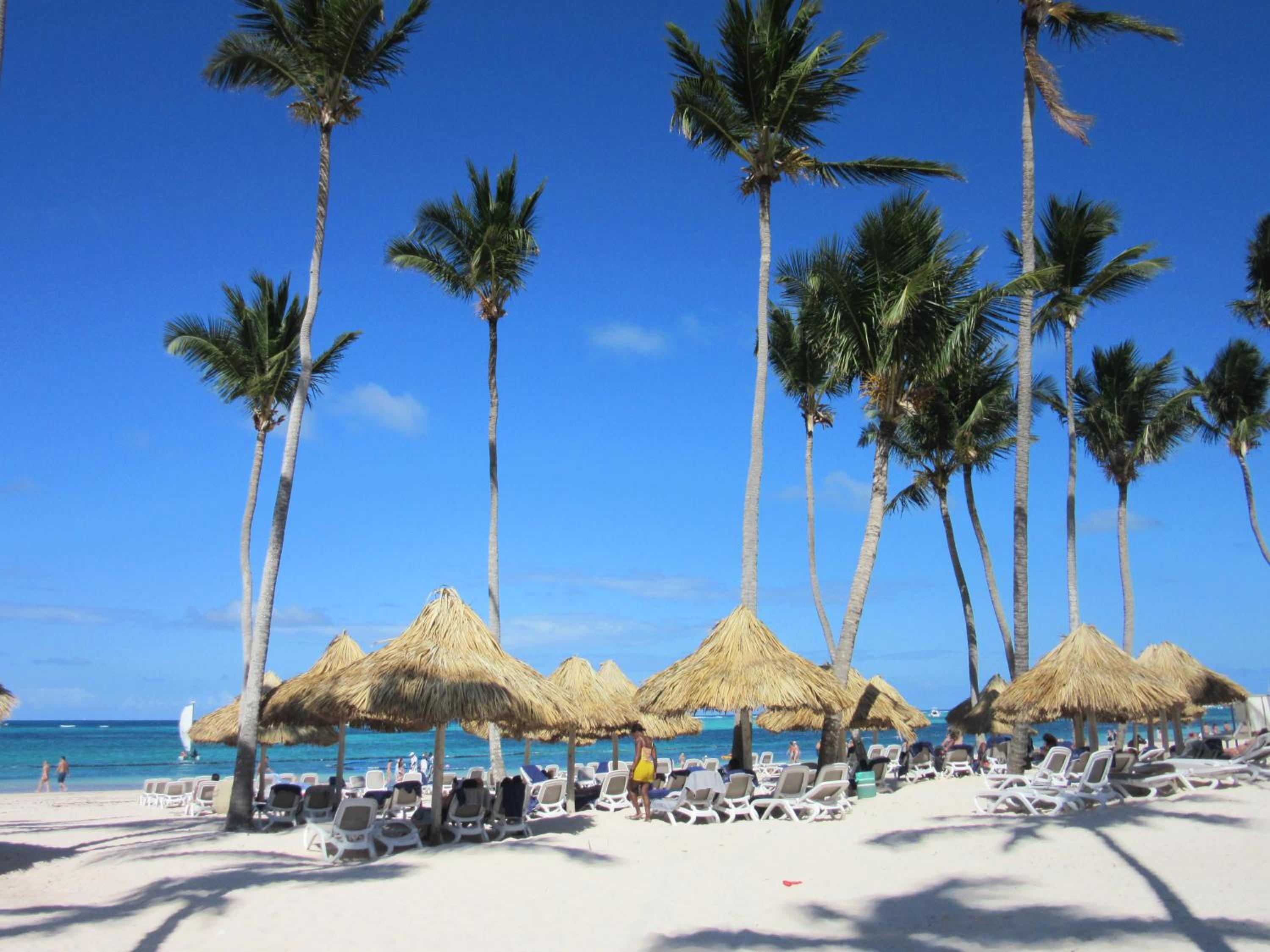 SEVEN SHADES OF CORAL VILLAGE - suites & pool in a residence close to the beach