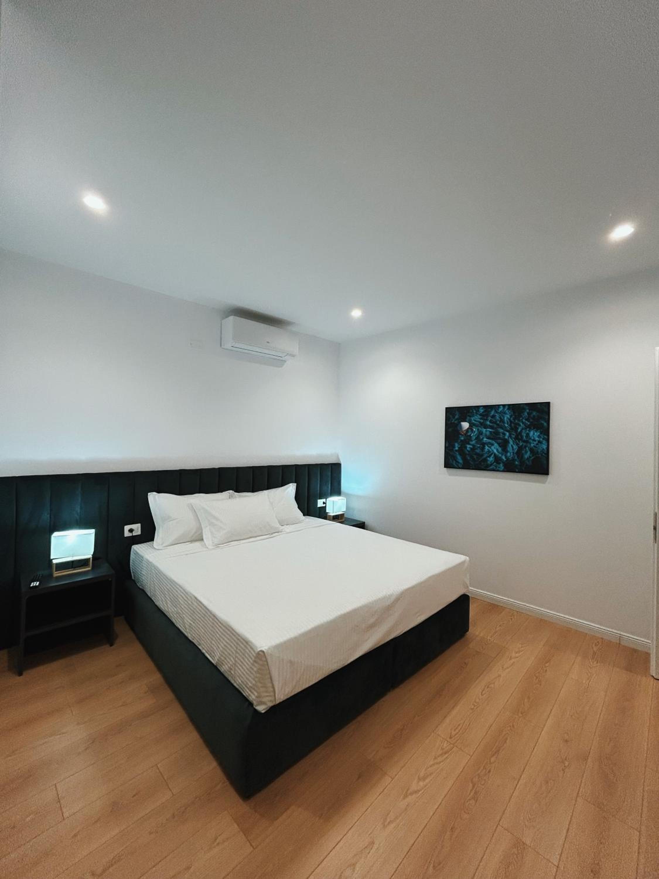 Clinton Tirana Inn