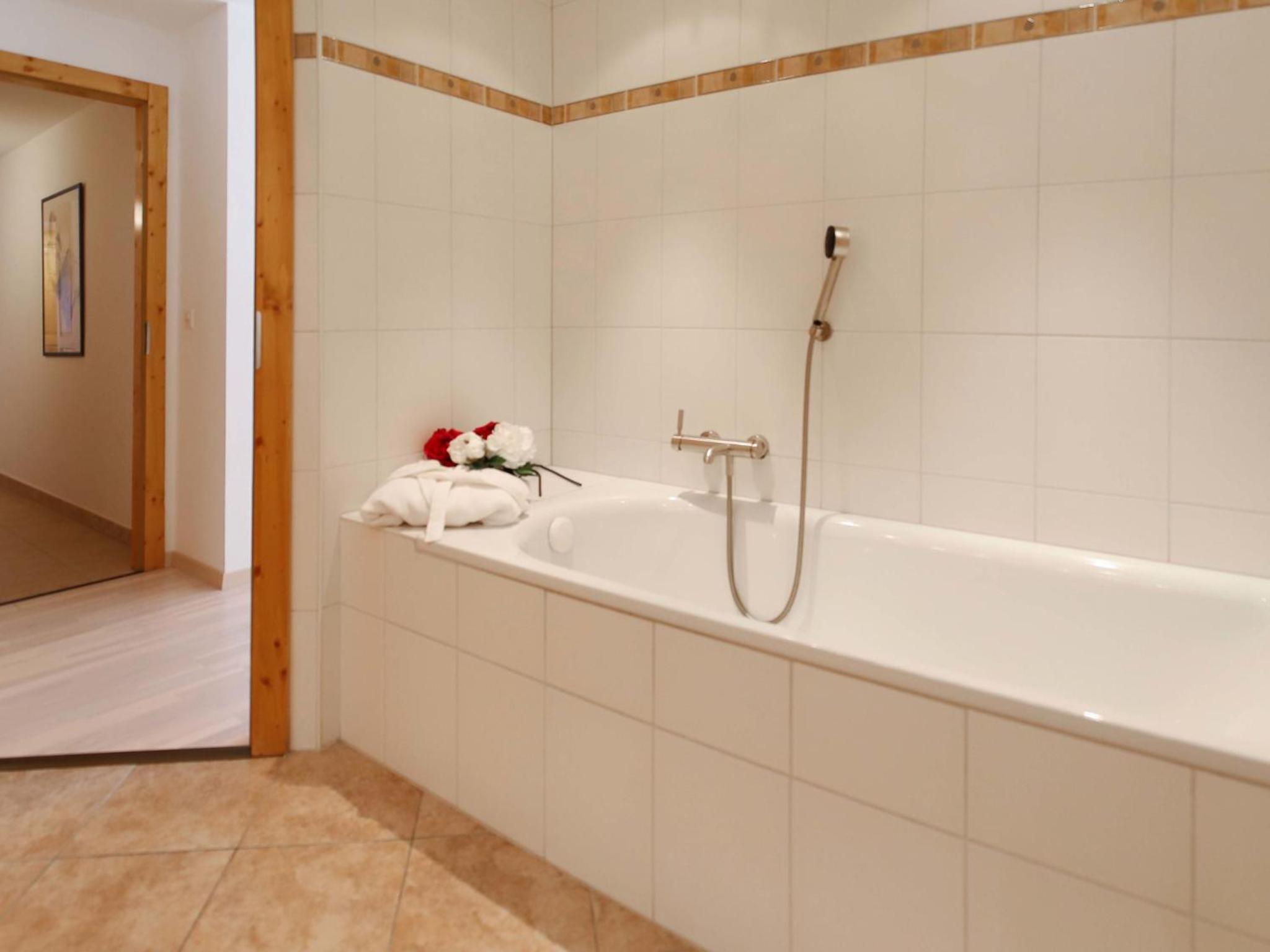 Apartment Les Cîmes 8 by Interhome