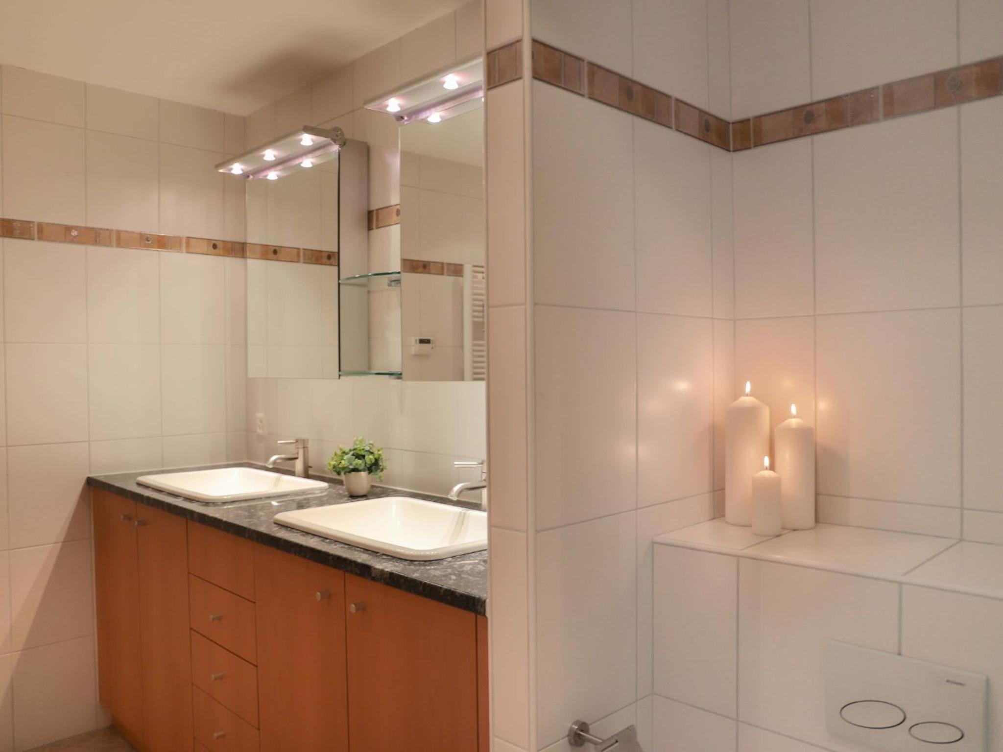 Apartment Les Cîmes 8 by Interhome
